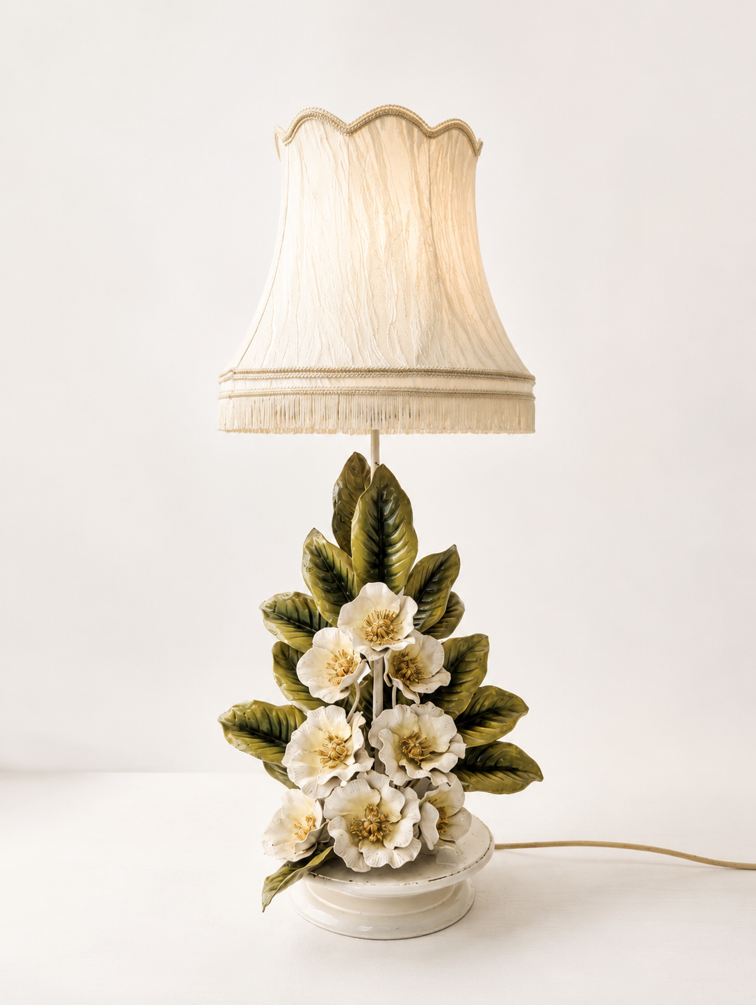Lampka stołowa Tole, kwiaty magnolii w stylu włoskim