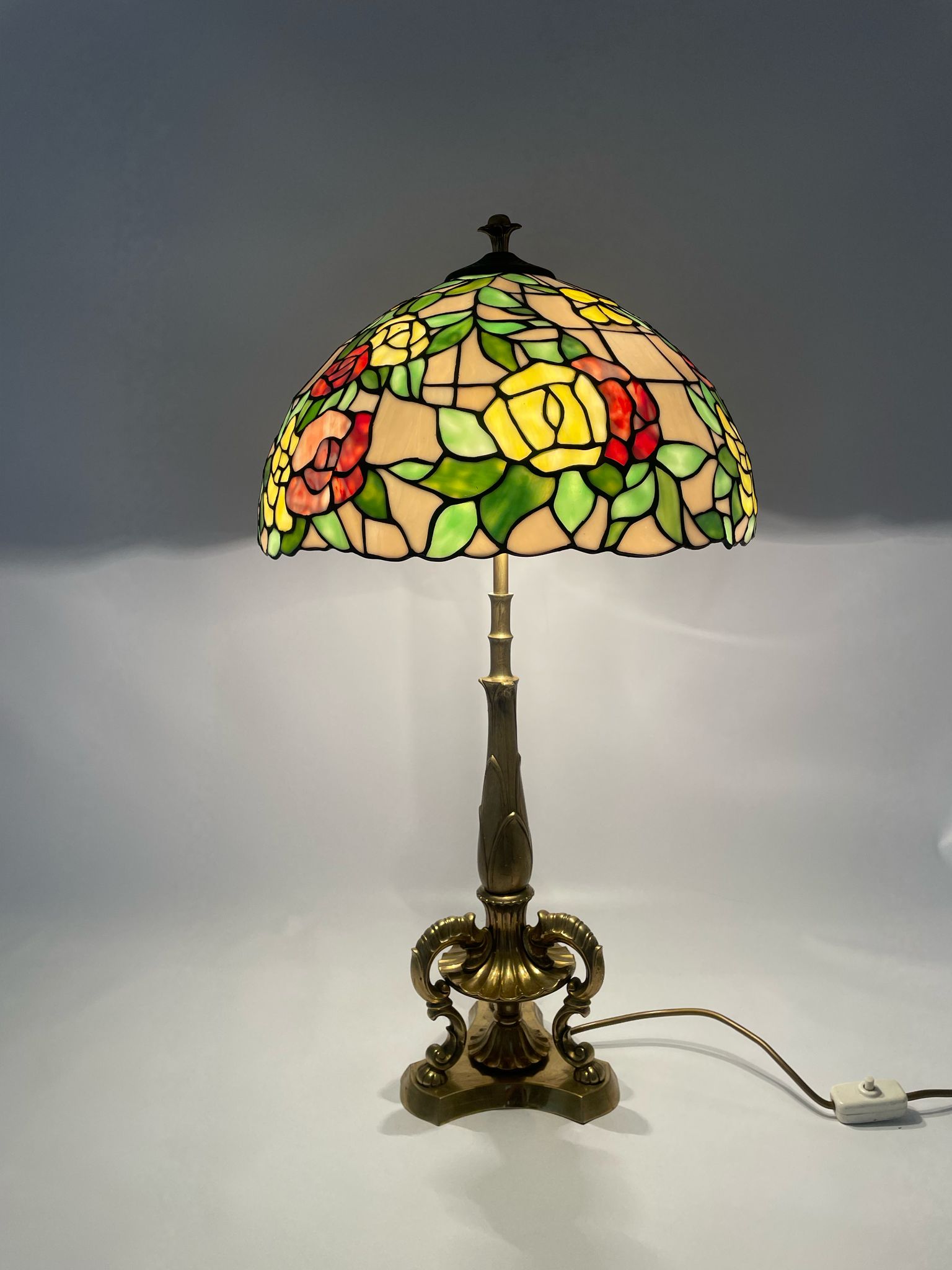 Lampa witrażowa mosiądz w stylu Tiffany