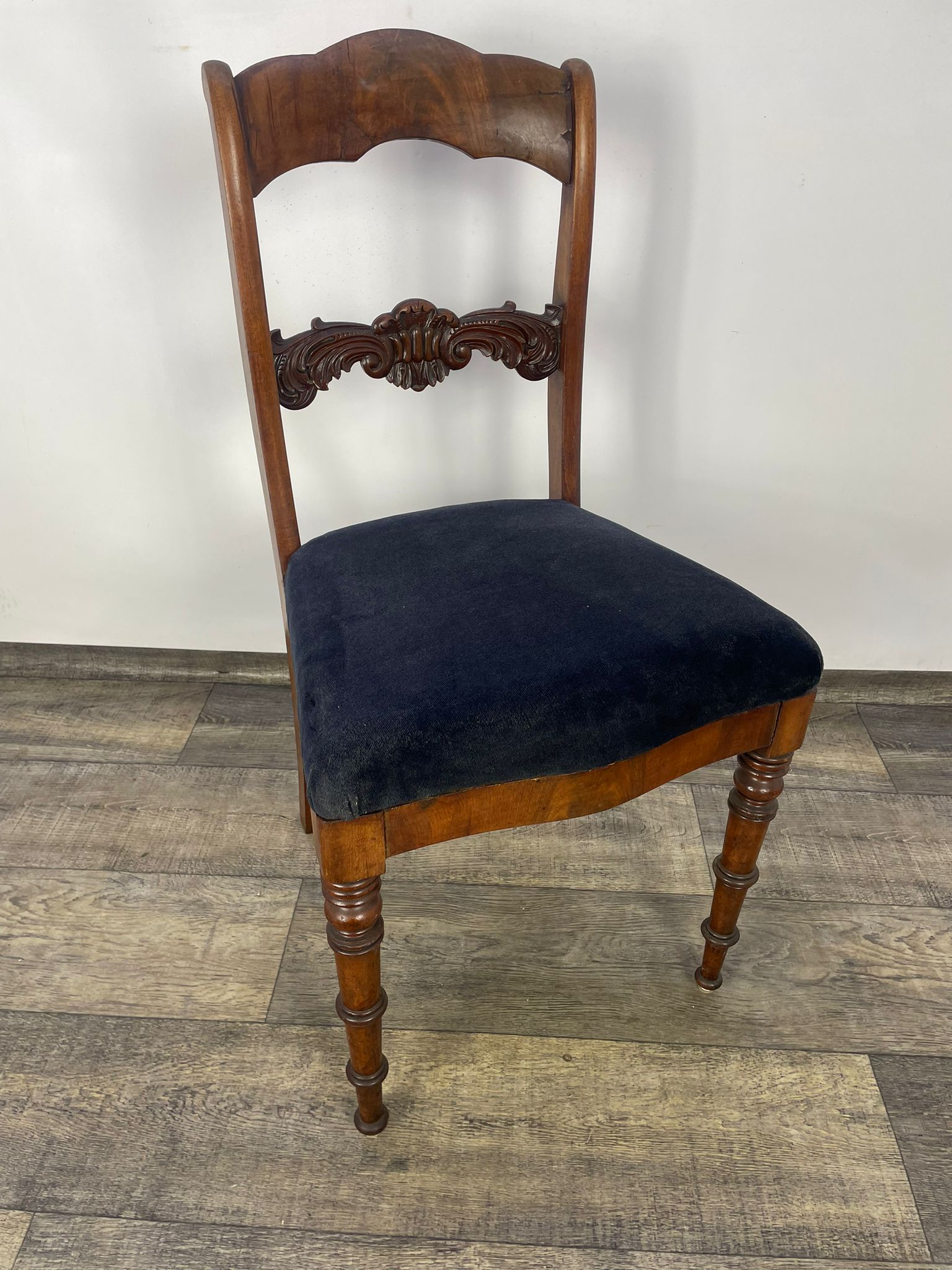 Krzesło w stylu angielskim lite drewno orzech XX w - Image 15