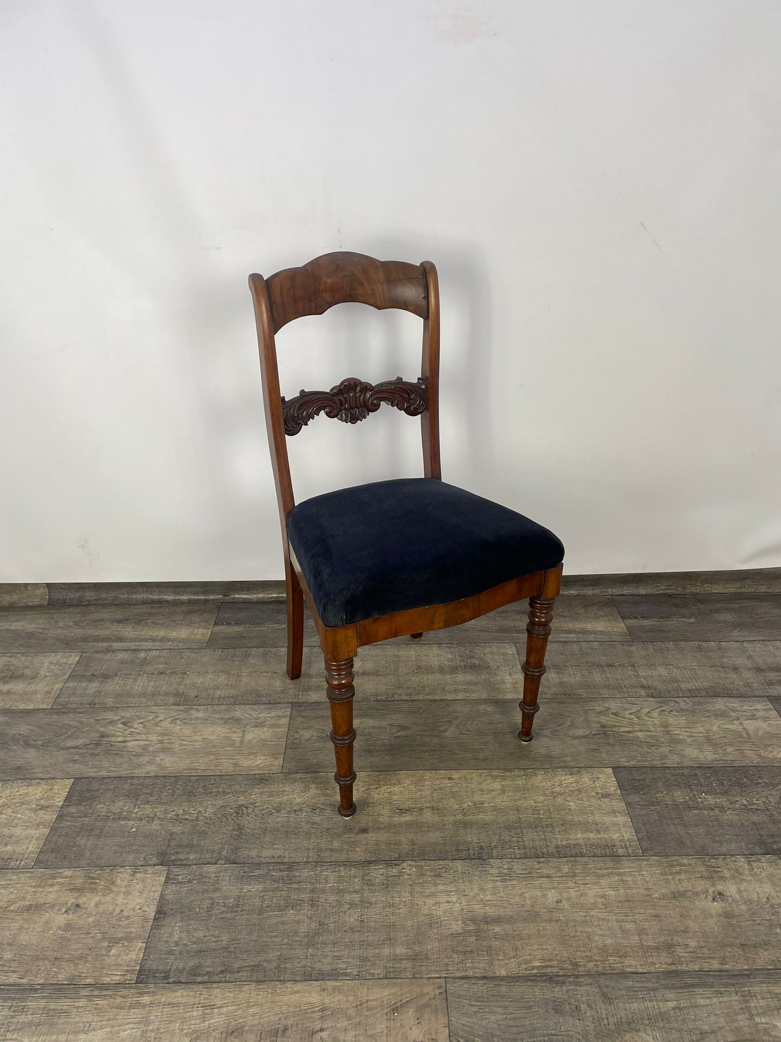Krzesło w stylu angielskim lite drewno orzech XX w - Image 2