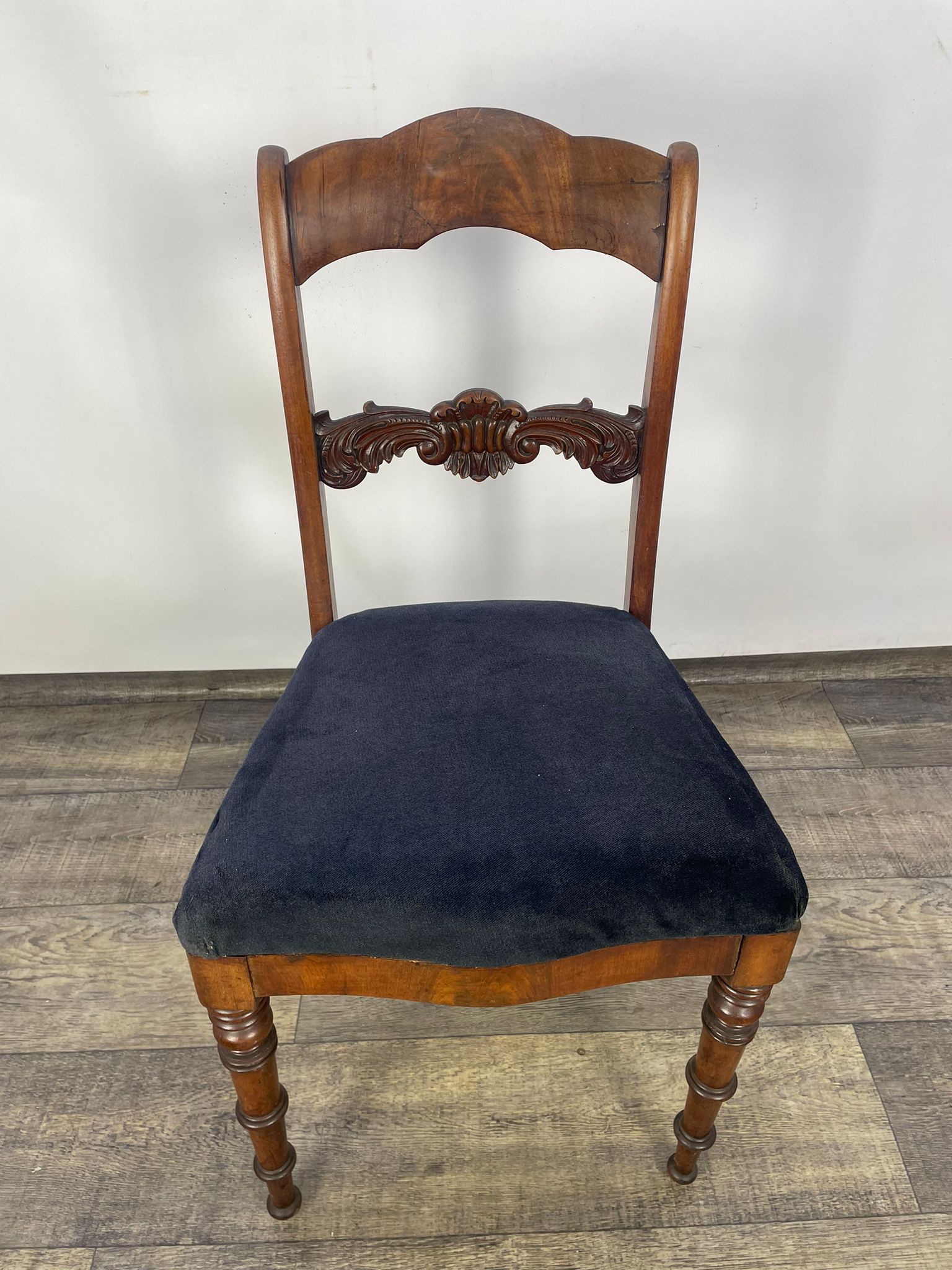 Krzesło w stylu angielskim lite drewno orzech XX w - Image 3