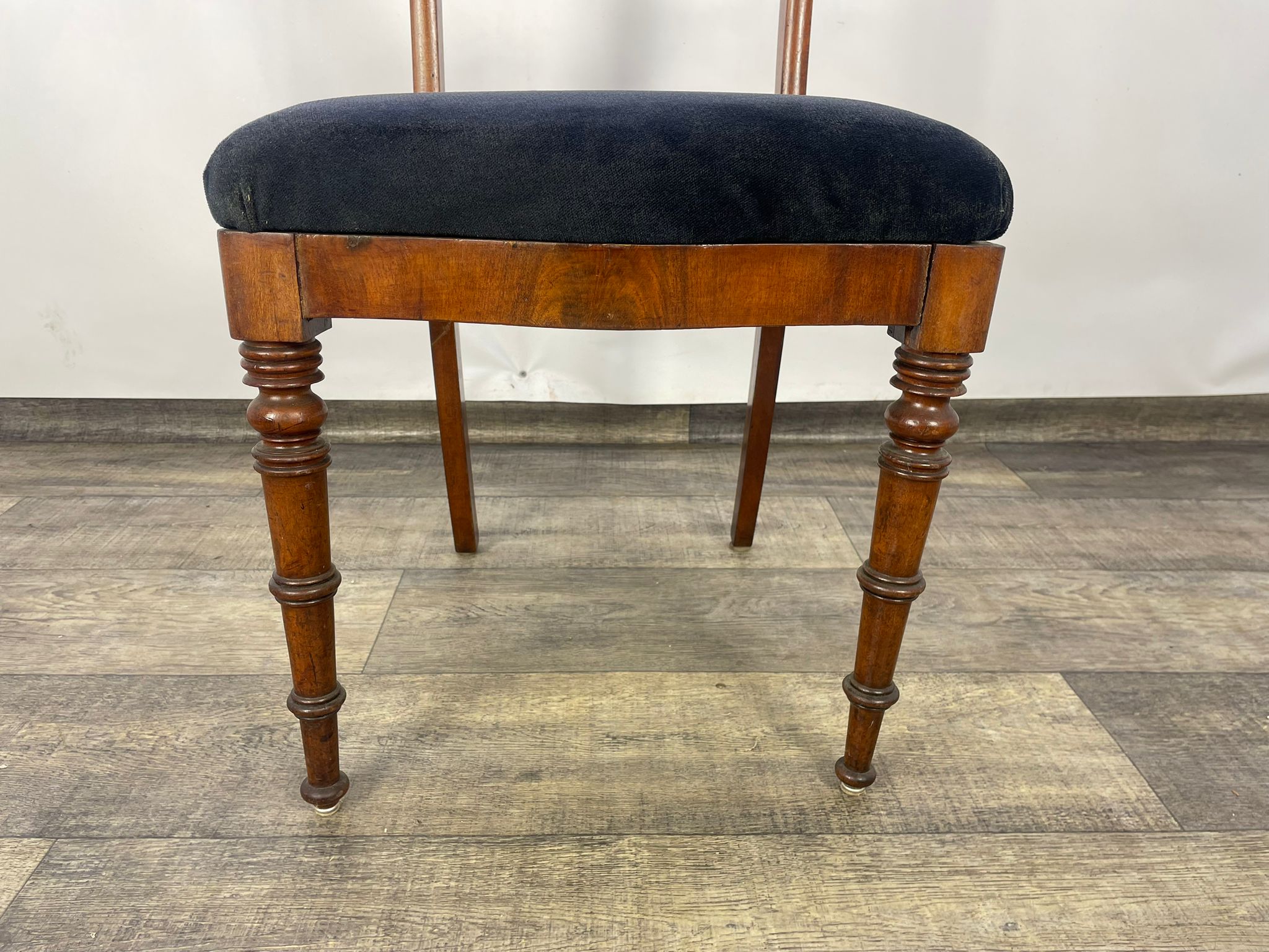 Krzesło w stylu angielskim lite drewno orzech XX w - Image 6