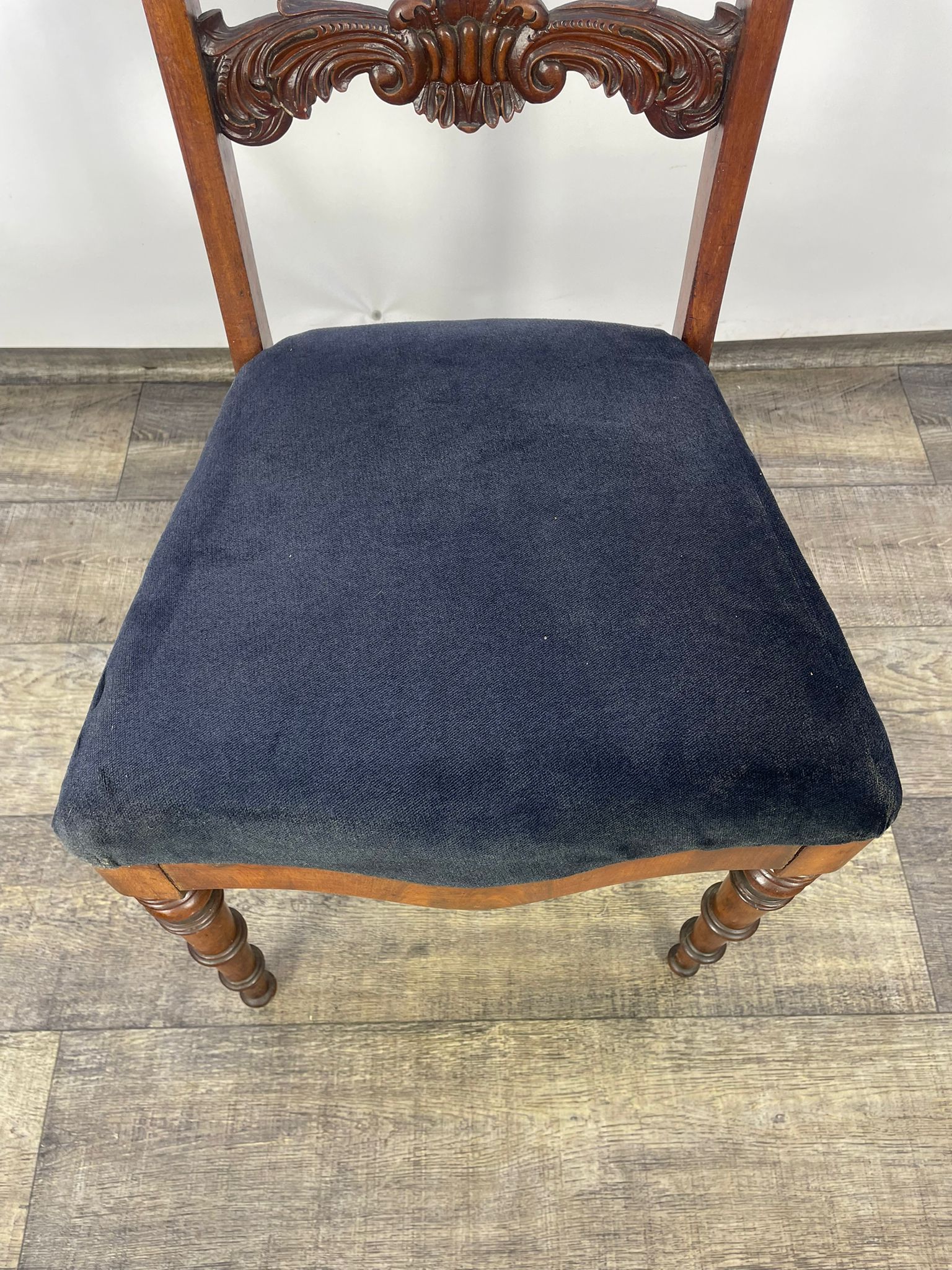 Krzesło w stylu angielskim lite drewno orzech XX w - Image 8