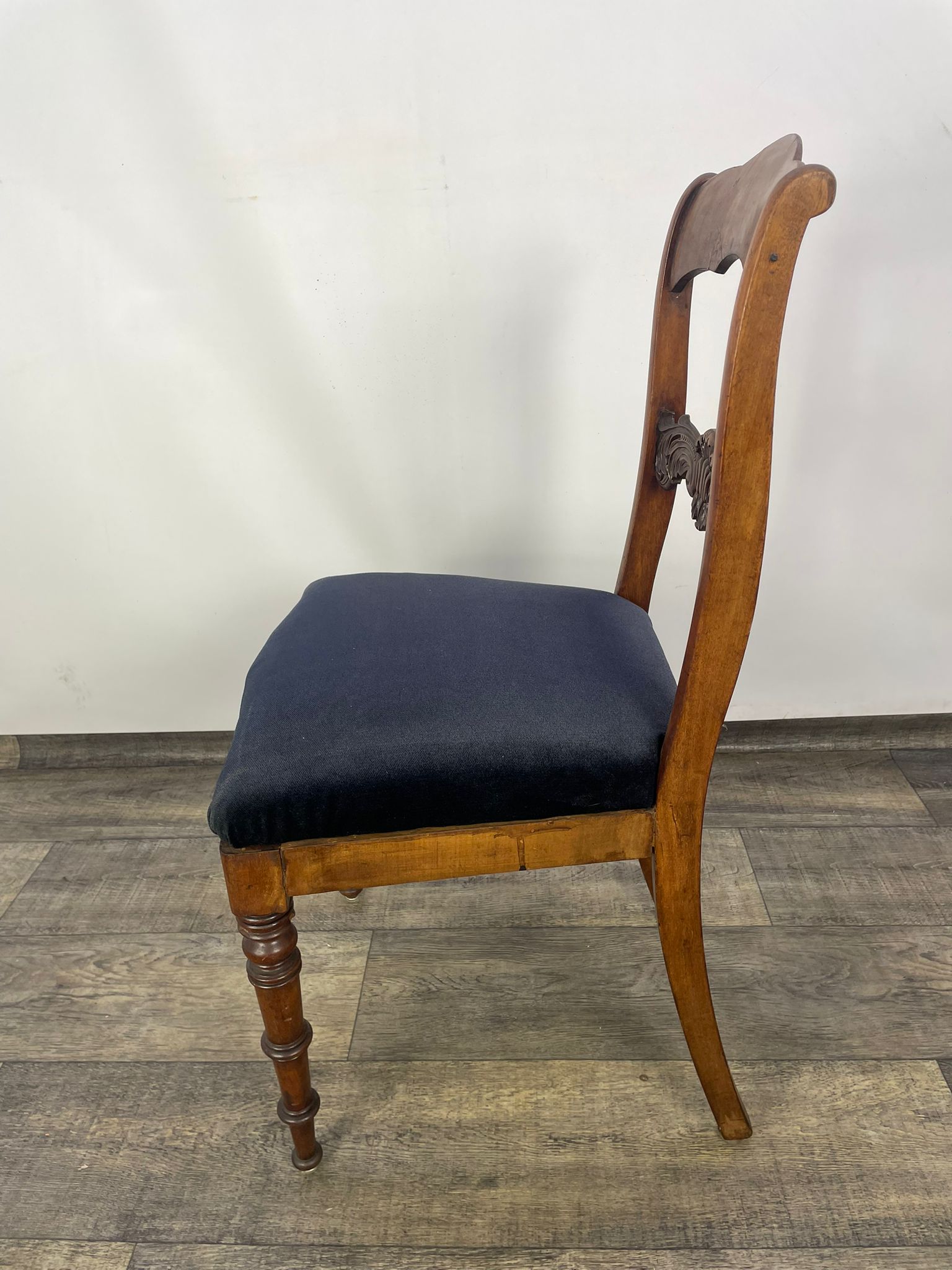 Krzesło w stylu angielskim lite drewno orzech XX w - Image 9
