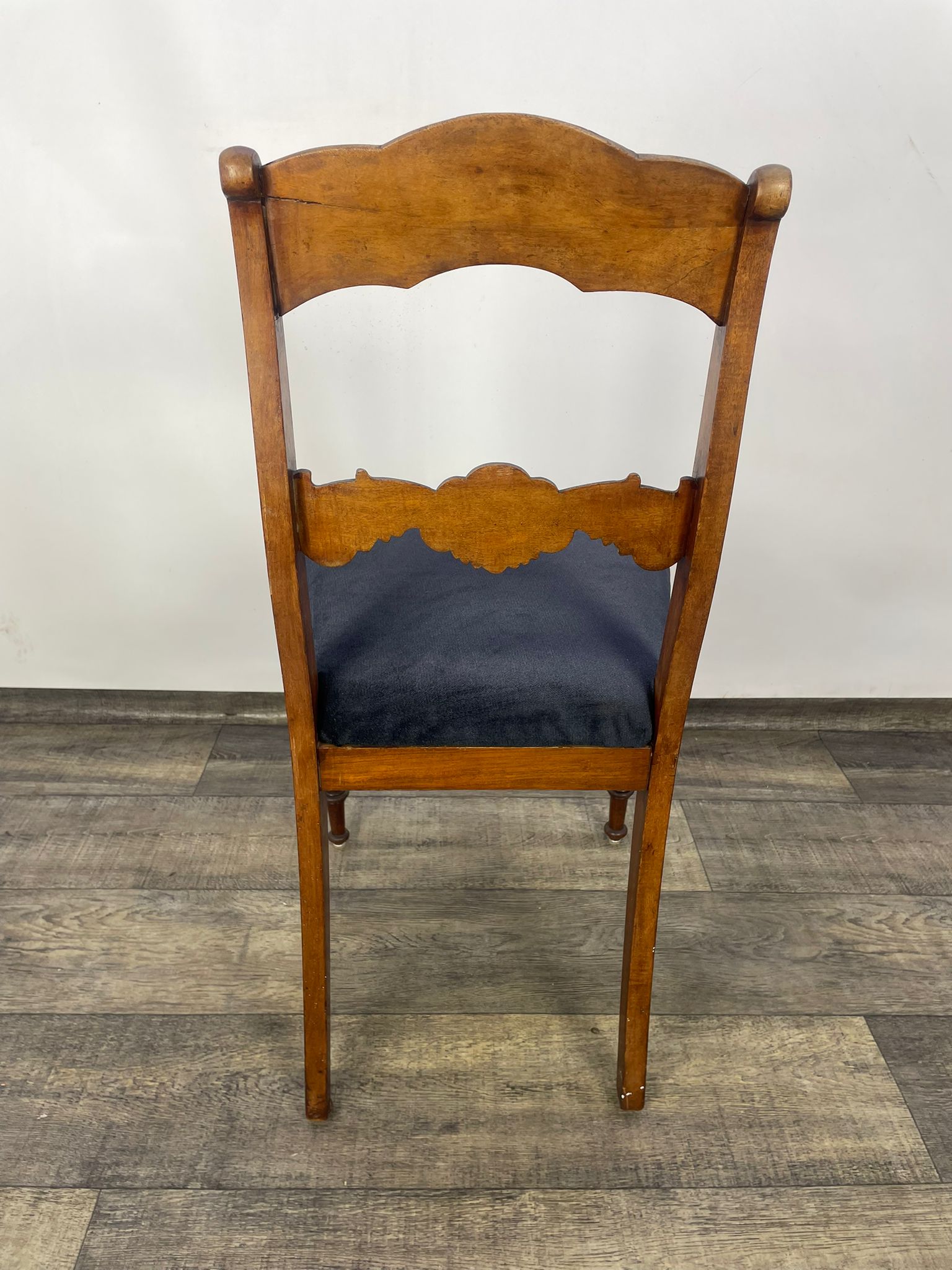 Krzesło w stylu angielskim lite drewno orzech XX w - Image 10