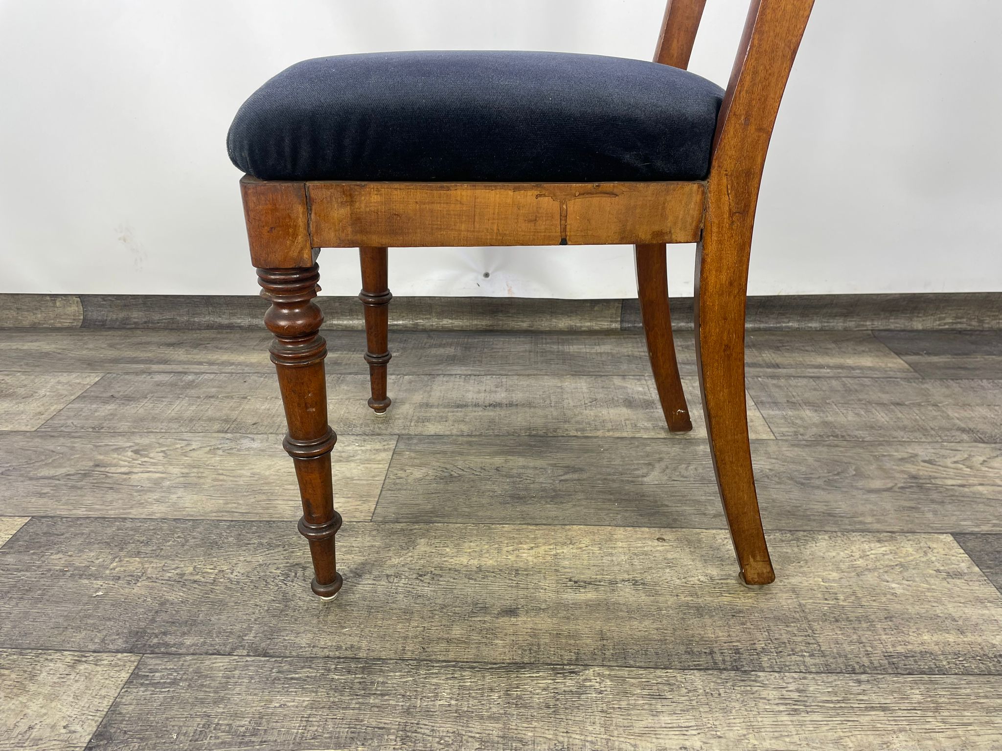 Krzesło w stylu angielskim lite drewno orzech XX w - Image 11
