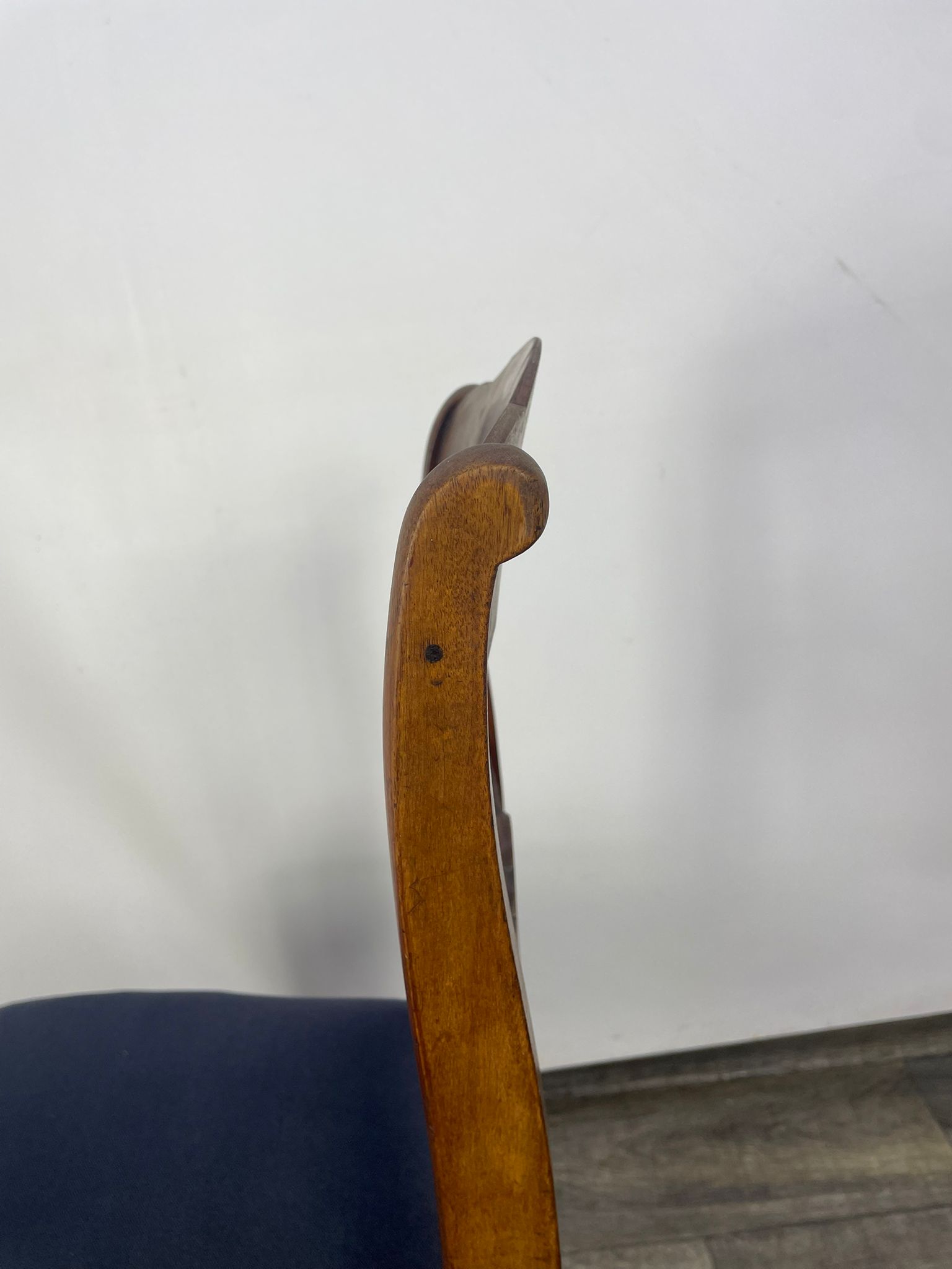 Krzesło w stylu angielskim lite drewno orzech XX w - Image 12