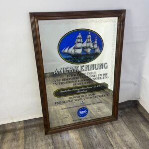 Lustro z reklamą w drewnianej ramie