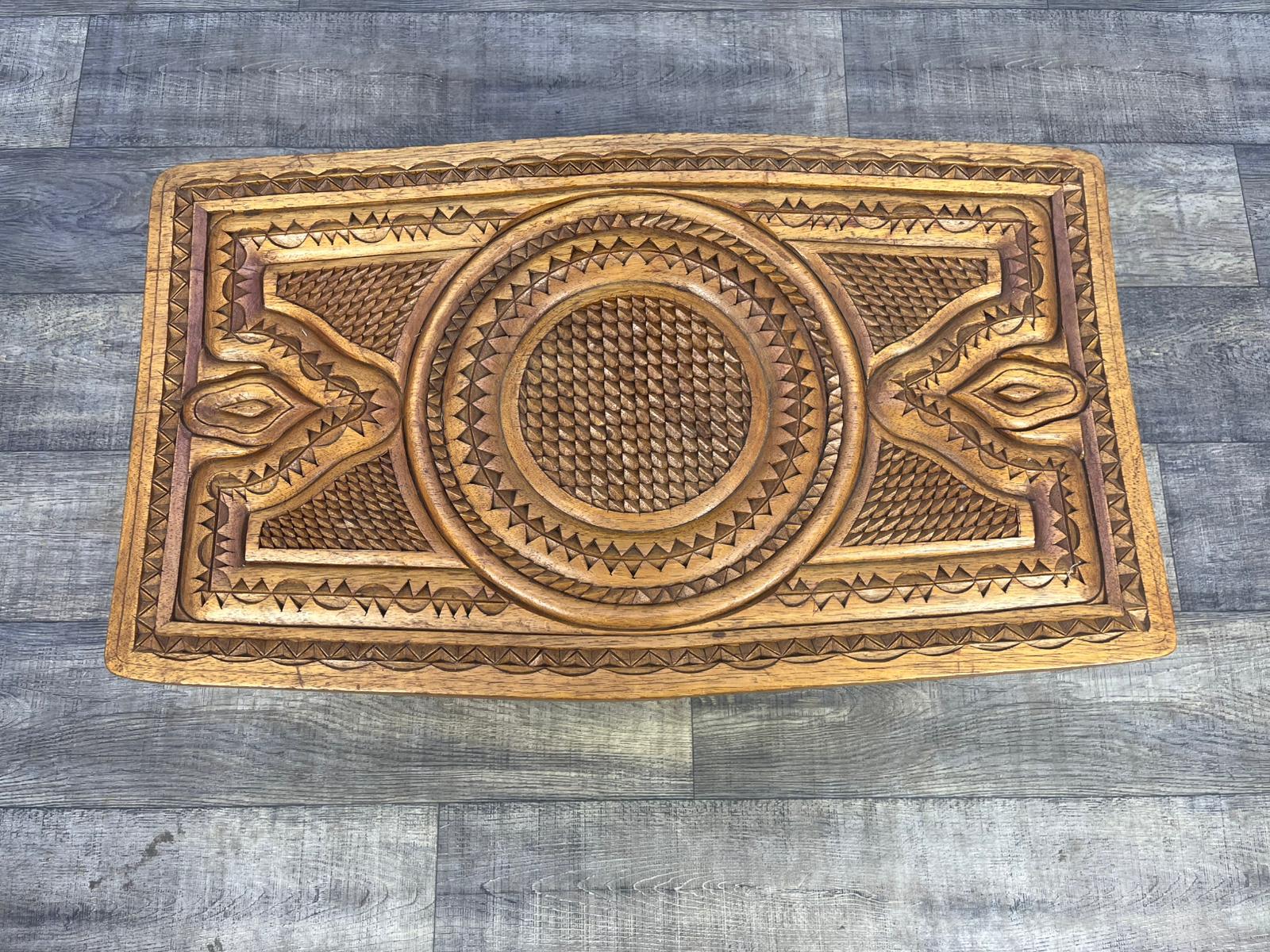 Stolik kawowy Pakistan rzeźbiony lata 60-te - obrazek 4