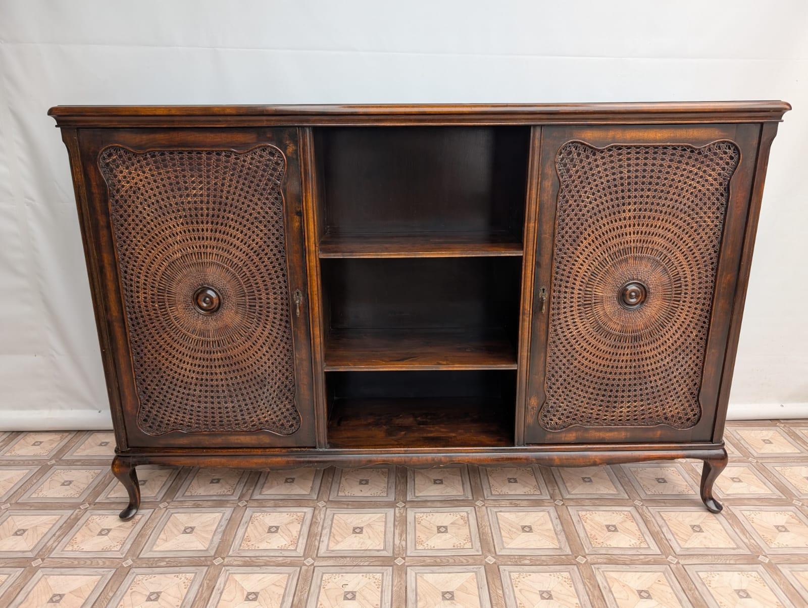 Kredens zabytkowy w stylu Chippendale z rafią - Image 2