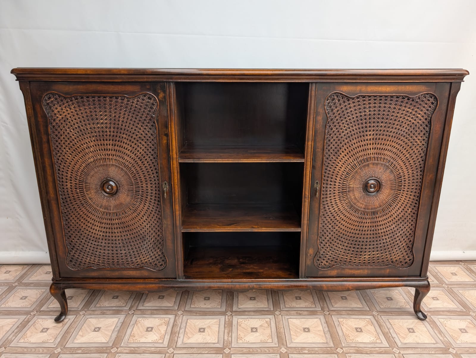 Kredens zabytkowy w stylu Chippendale z rafią - Image 3