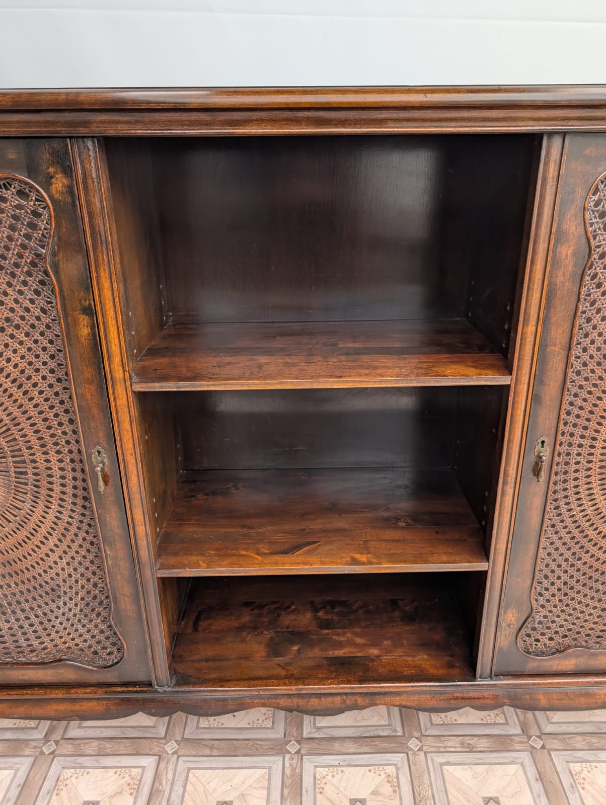 Kredens zabytkowy w stylu Chippendale z rafią - Image 5