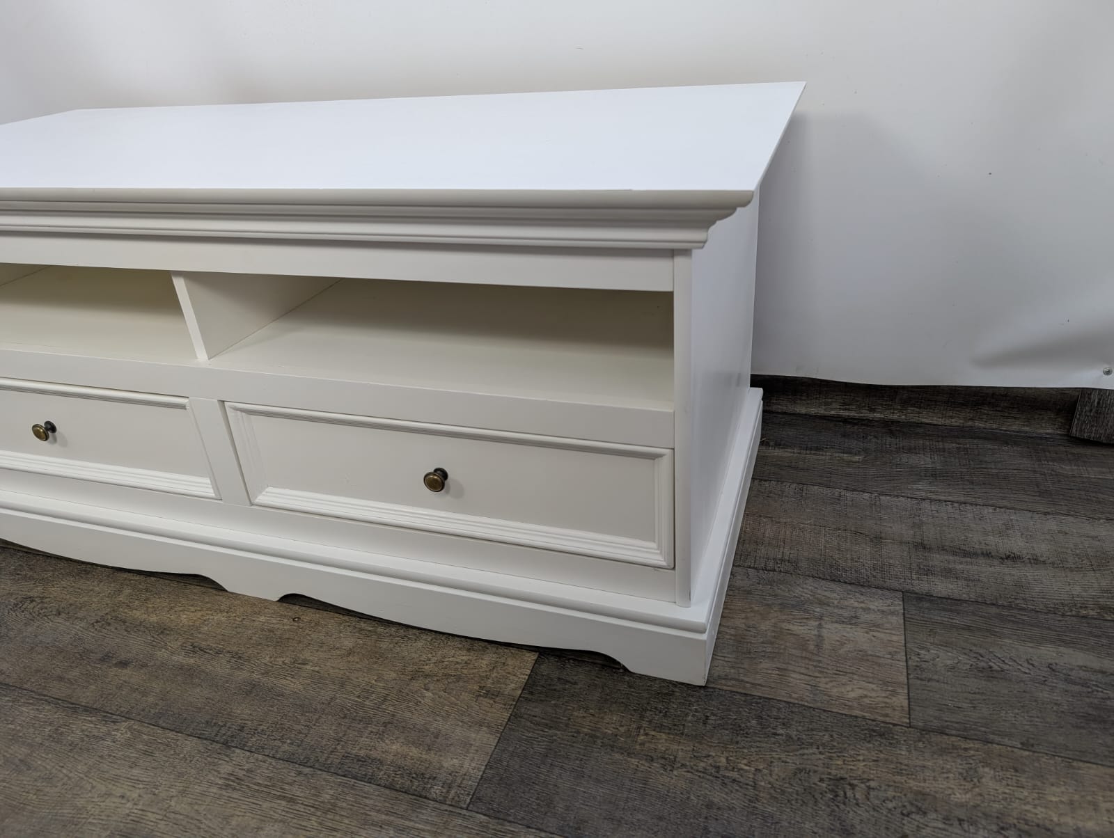 Szafka, komoda RTV sosnowa Belluno Elegante Biała - Image 6