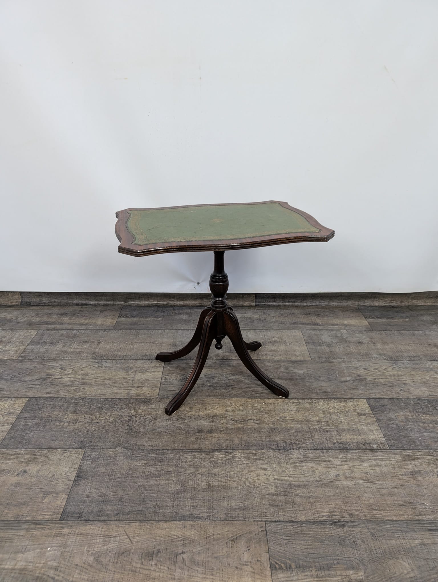 Stolik kawowy z zieloną skórą naturalną Reprodux Funnell England vintage - Image 2