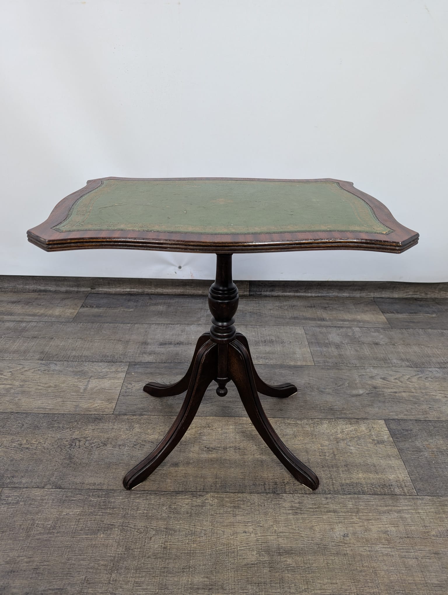 Stolik kawowy z zieloną skórą naturalną Reprodux Funnell England vintage - Image 3