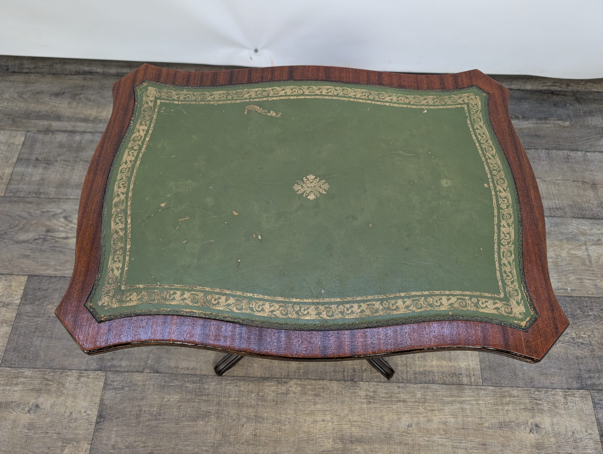 Stolik kawowy z zieloną skórą naturalną Reprodux Funnell England vintage - Image 4