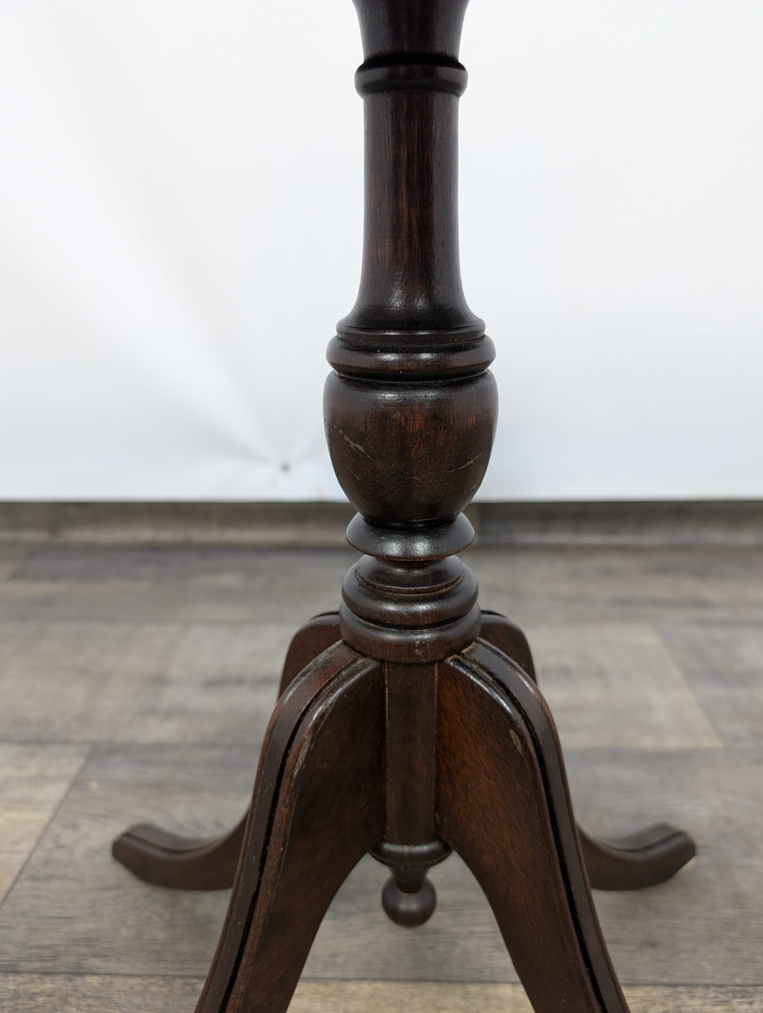 Stolik kawowy z zieloną skórą naturalną Reprodux Funnell England vintage - Image 6