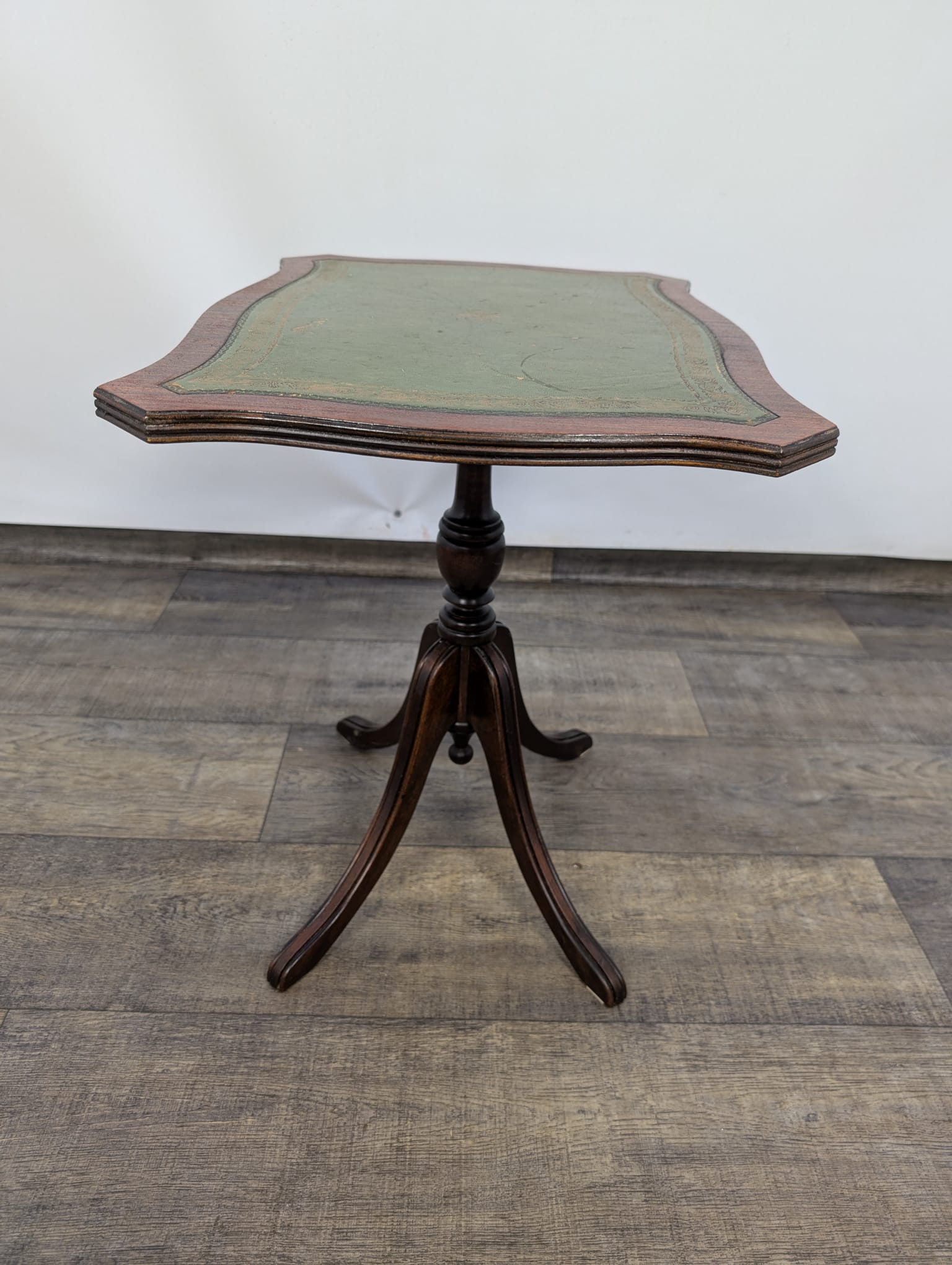 Stolik kawowy z zieloną skórą naturalną Reprodux Funnell England vintage - Image 7