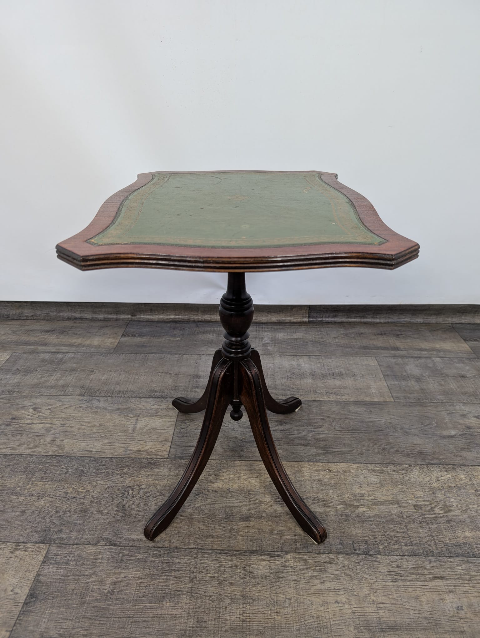 Stolik kawowy z zieloną skórą naturalną Reprodux Funnell England vintage - Image 10