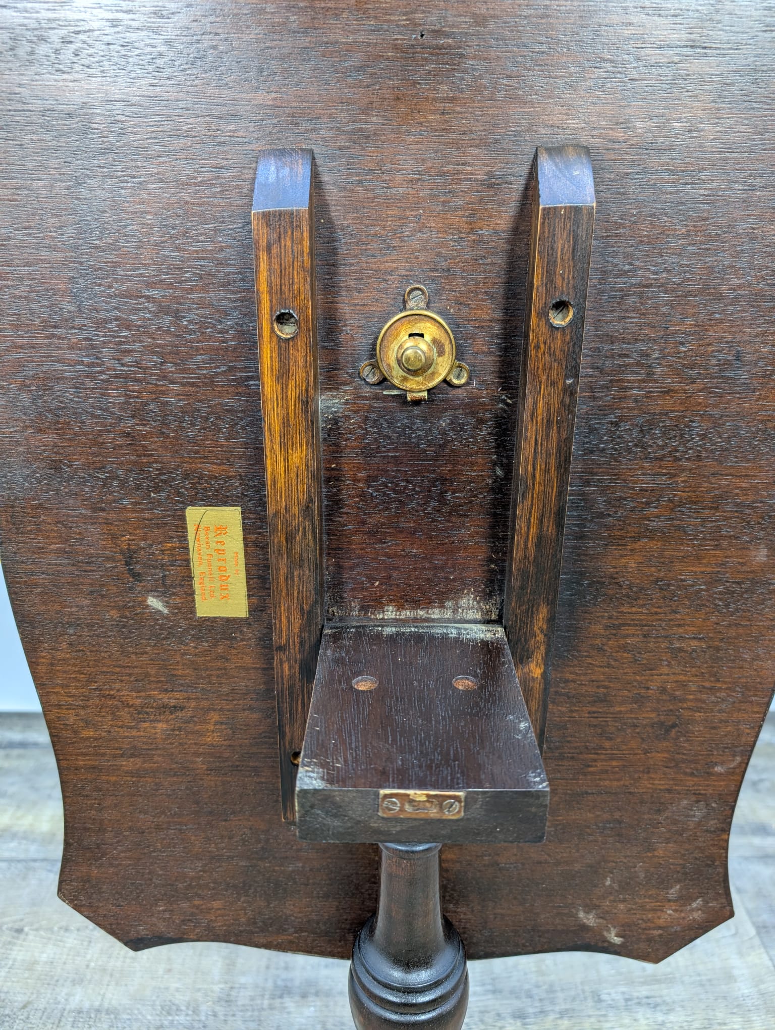 Stolik kawowy z zieloną skórą naturalną Reprodux Funnell England vintage - Image 13