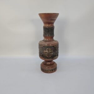 Wazon drewniany z rzeźbieniami