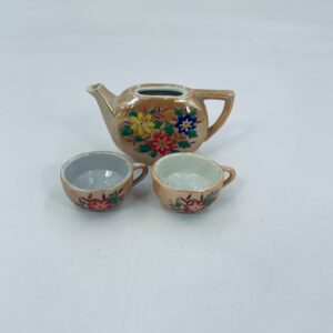 Miniature set, jug and two cups.