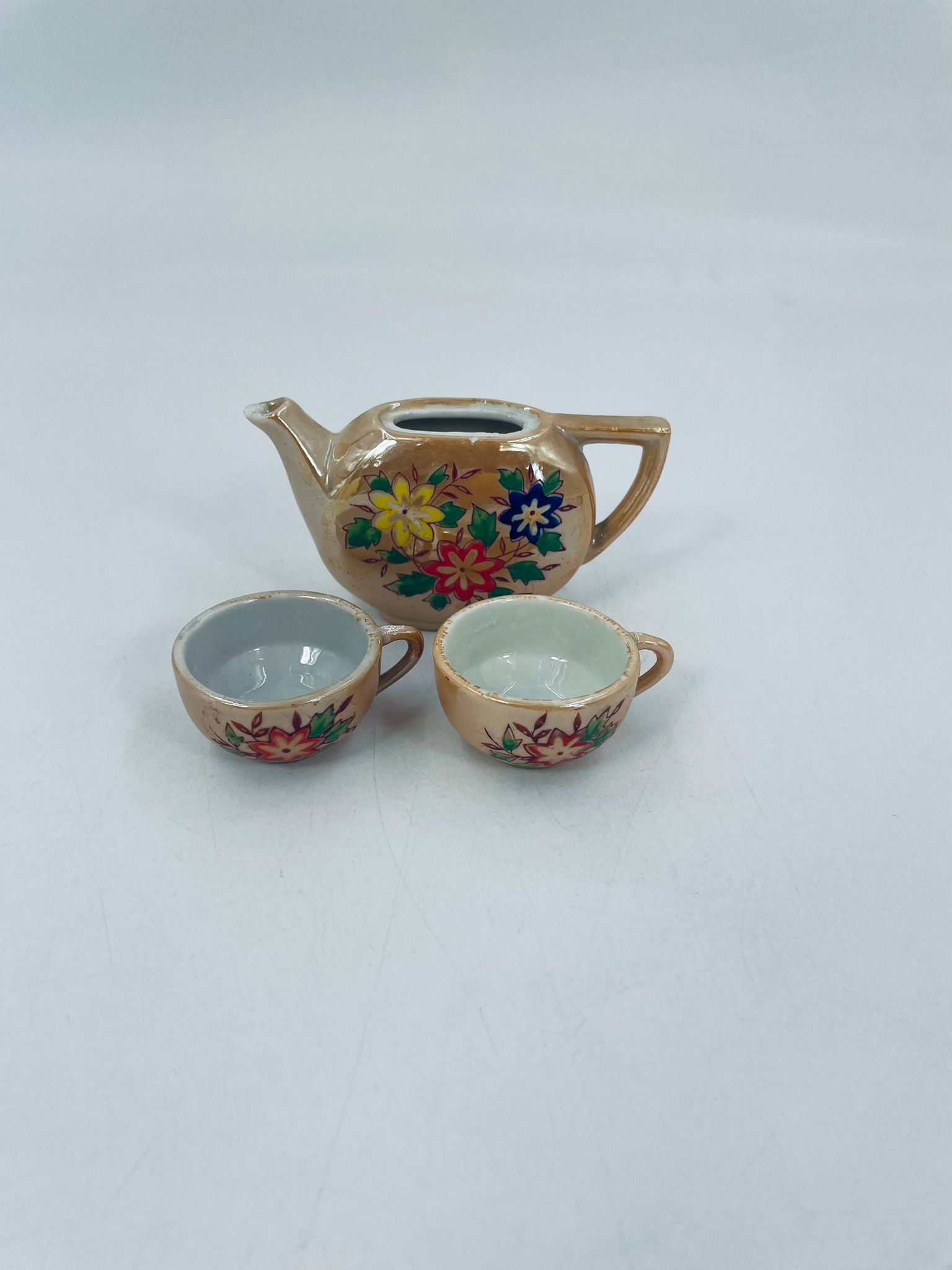 Miniaturowy zestaw, dzbanek i dwie filiżanki.