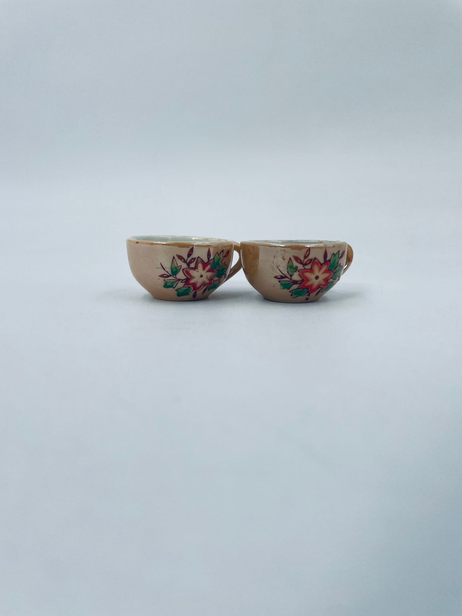 Miniaturowy zestaw, dzbanek i dwie filiżanki. - obrazek 10