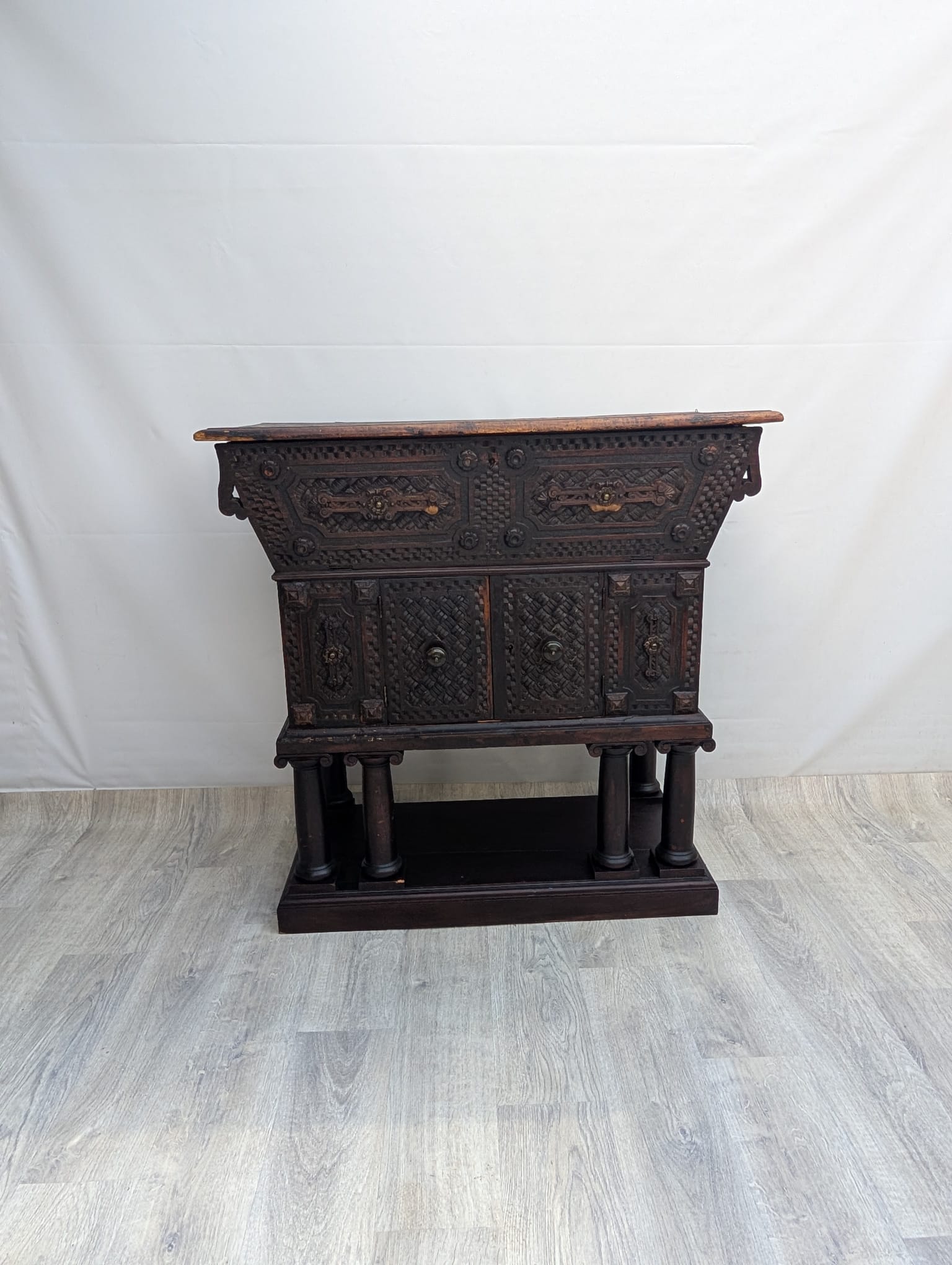 Komoda unikatowa, zabytkowa w stylu renesansowym początek XIX wieku - obrazek 31