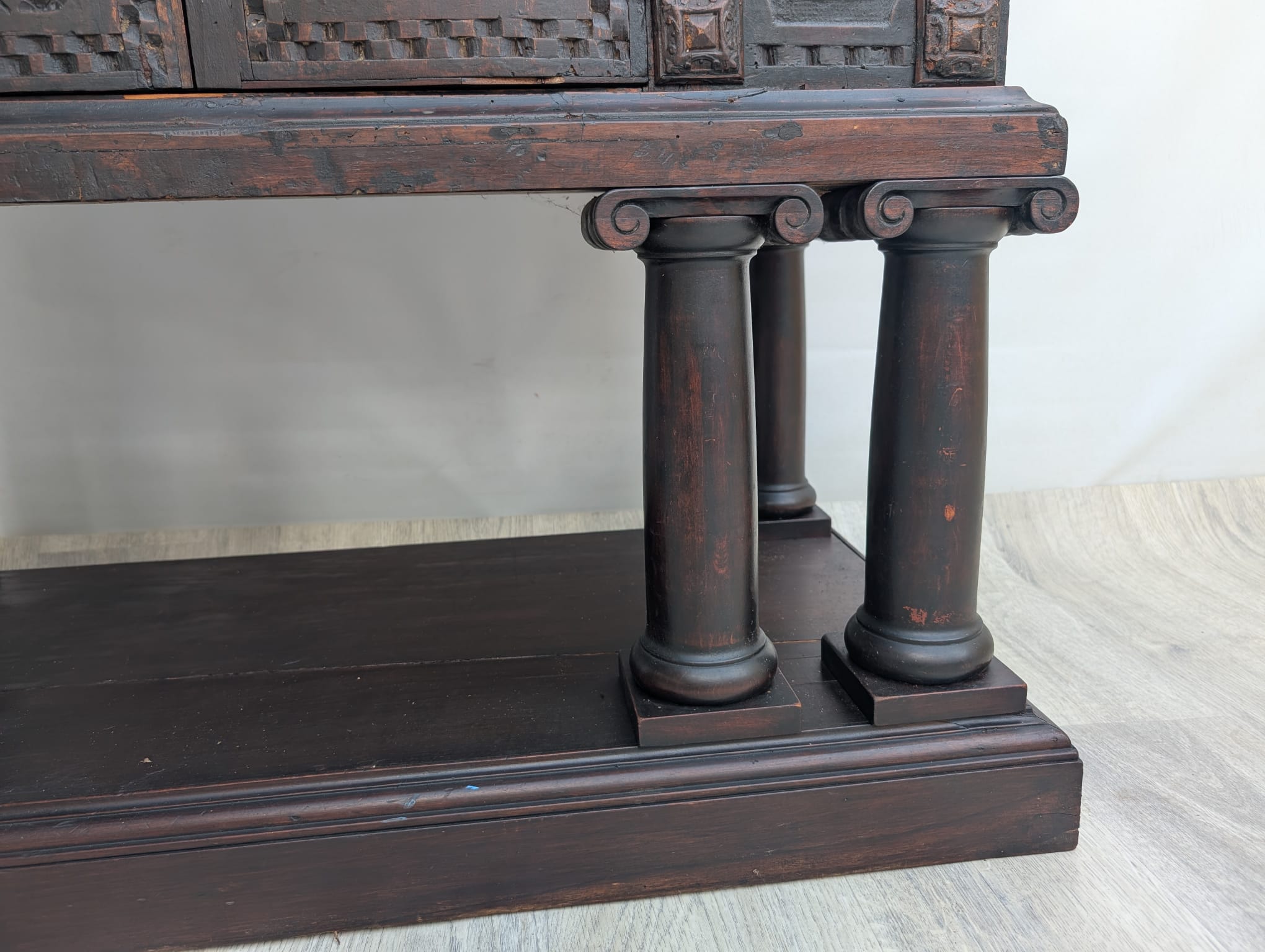 Komoda unikatowa, zabytkowa w stylu renesansowym początek XIX wieku - obrazek 10