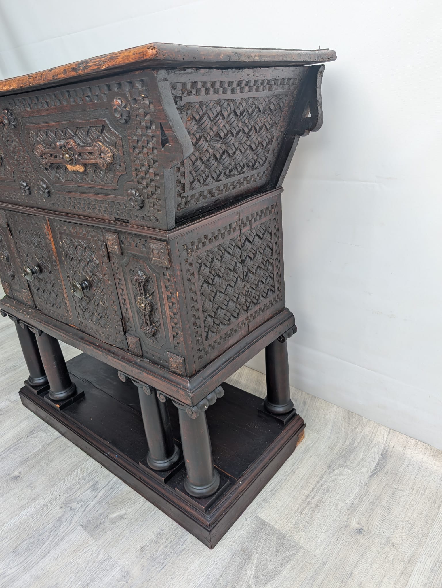 Komoda unikatowa, zabytkowa w stylu renesansowym początek XIX wieku - obrazek 8