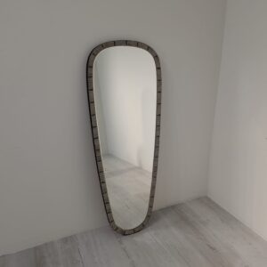 Lustro z ornamentami i mozaiką z lat 50/60-tych