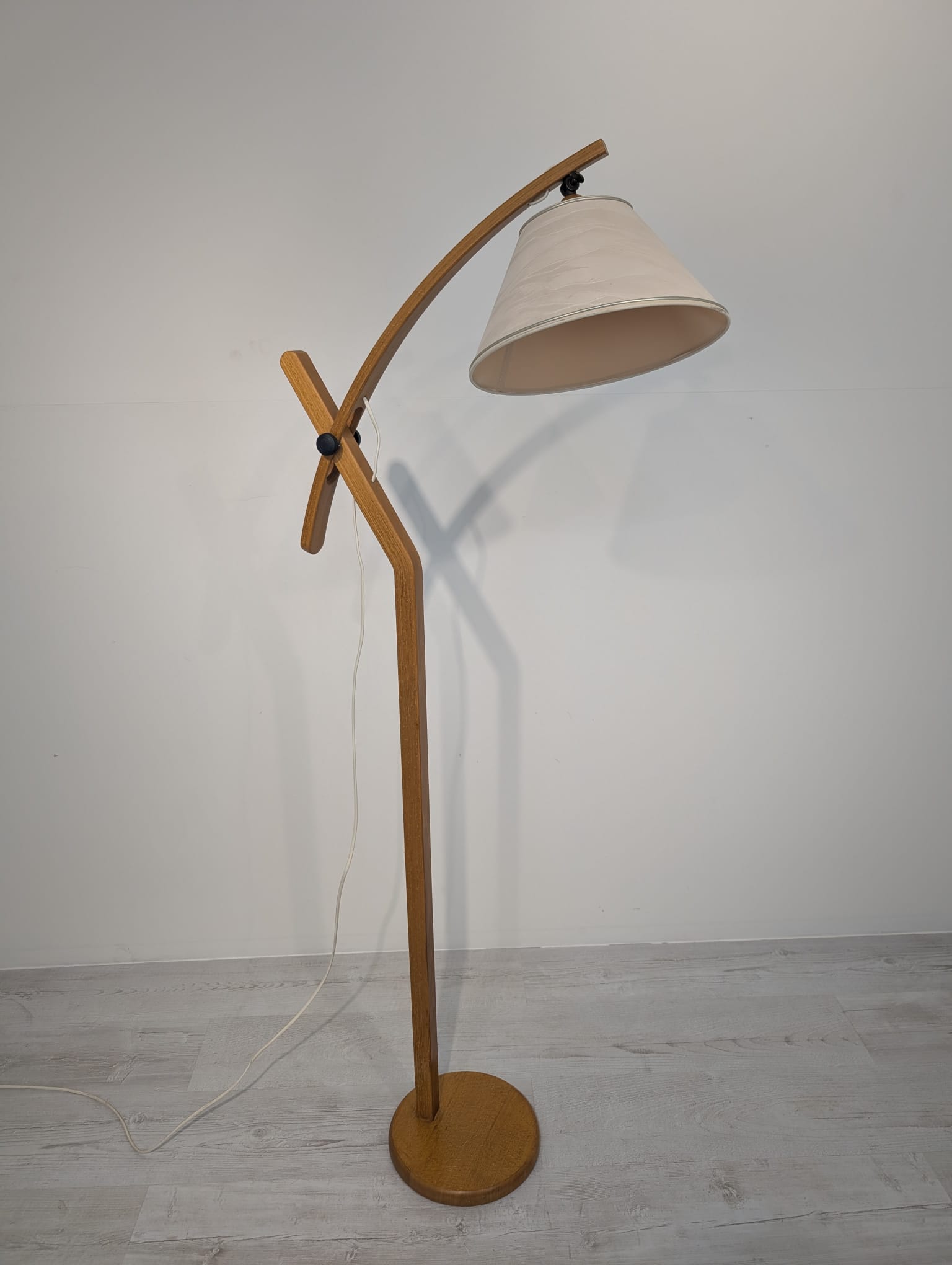 Lampka podłogowa Szwedzka z drewna tekowego Scandi designe - Image 2