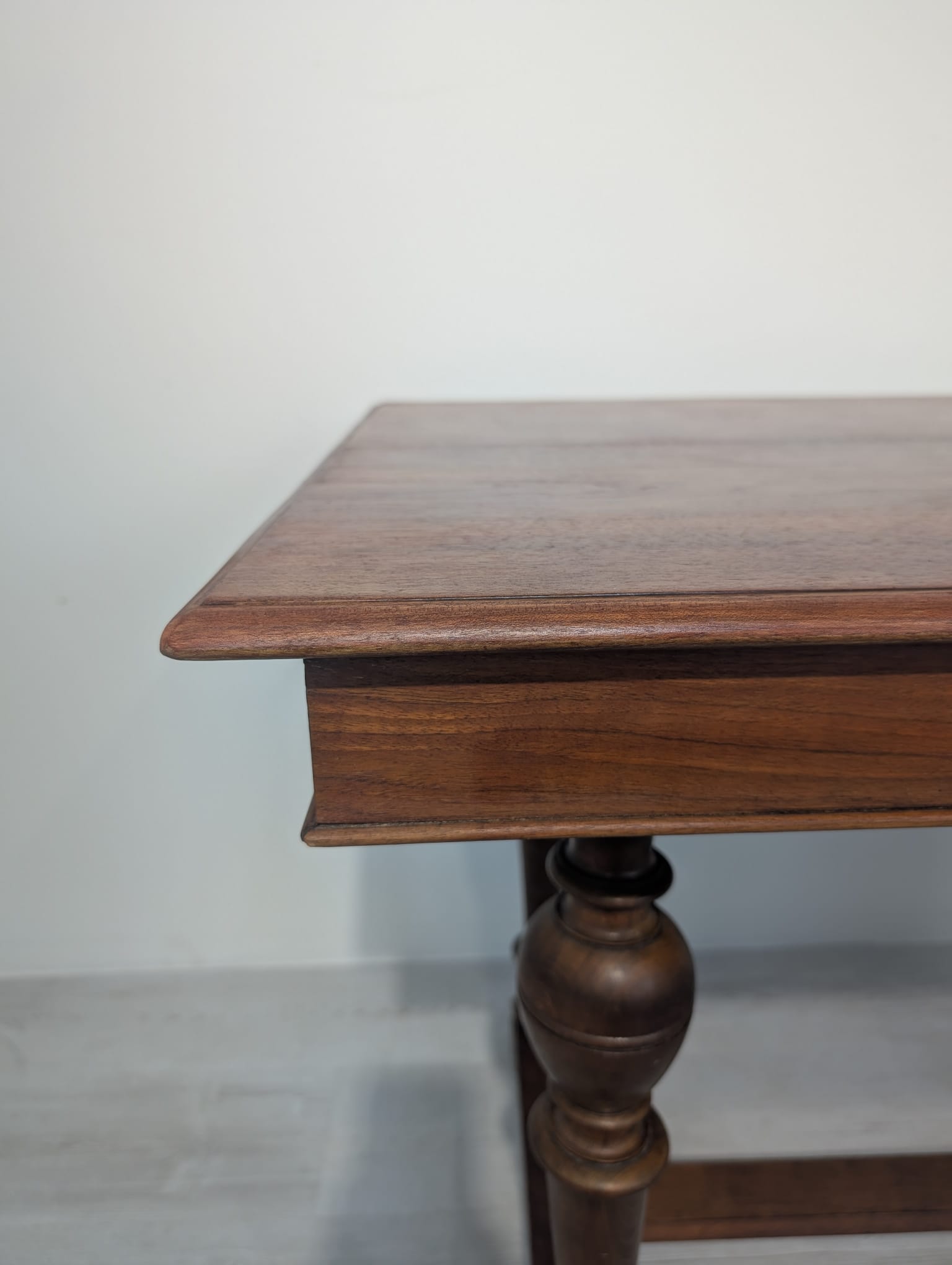 Stolik antyczny drewniany z rzeźbionymi nogami w stylu secesyjnym - obrazek 9