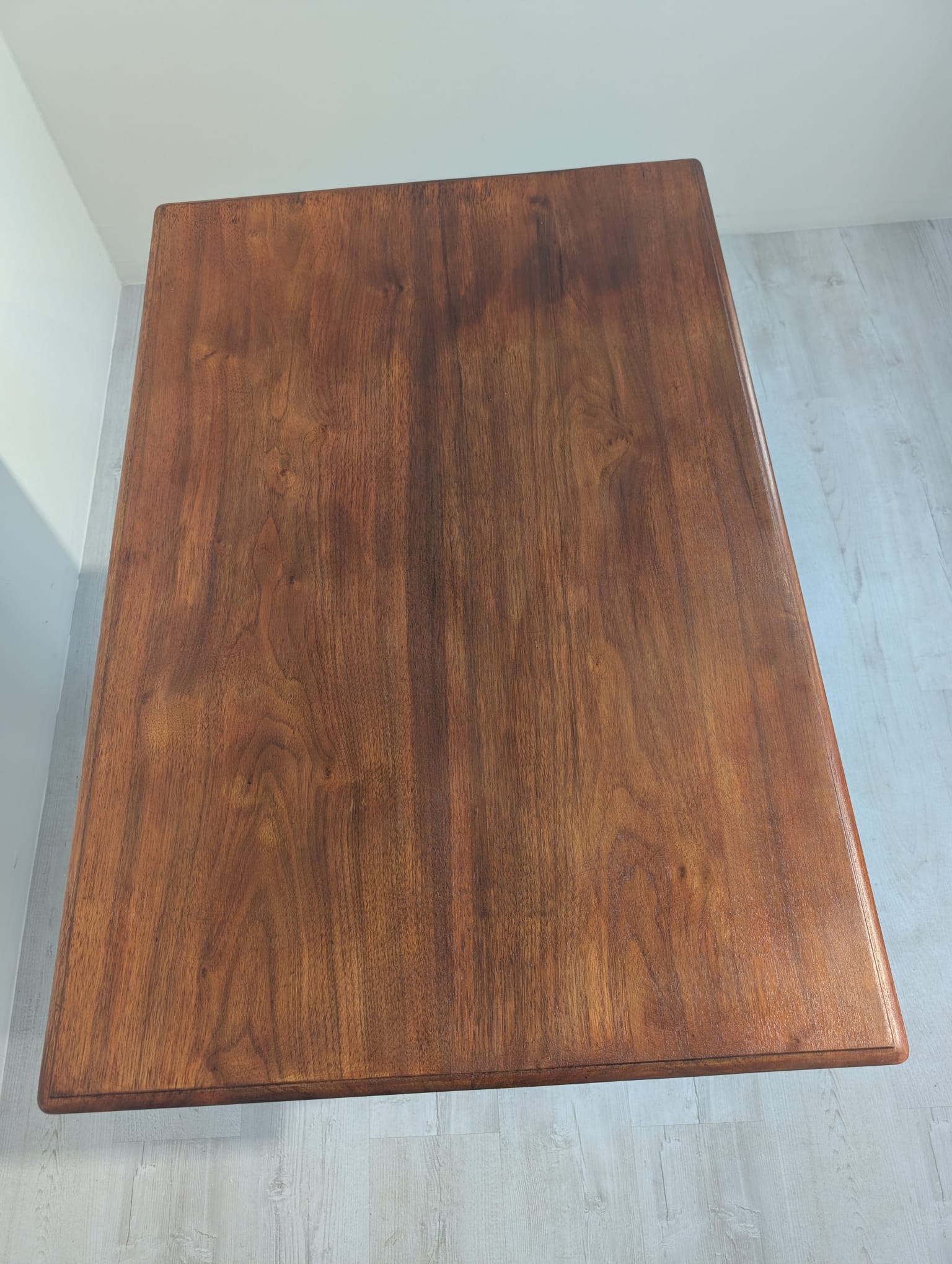 Stolik antyczny drewniany z rzeźbionymi nogami w stylu secesyjnym - obrazek 8