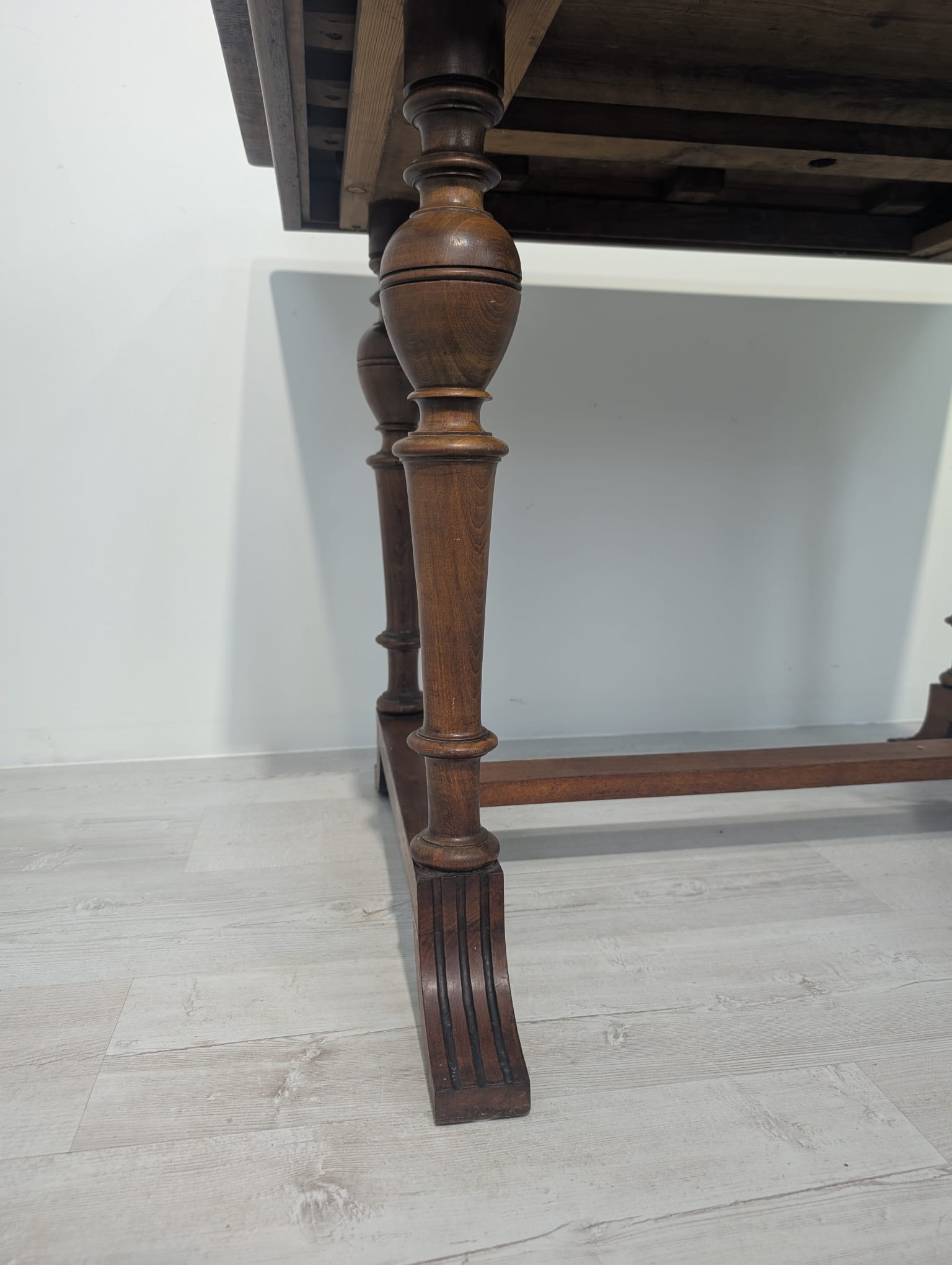 Stolik antyczny drewniany z rzeźbionymi nogami w stylu secesyjnym - obrazek 7