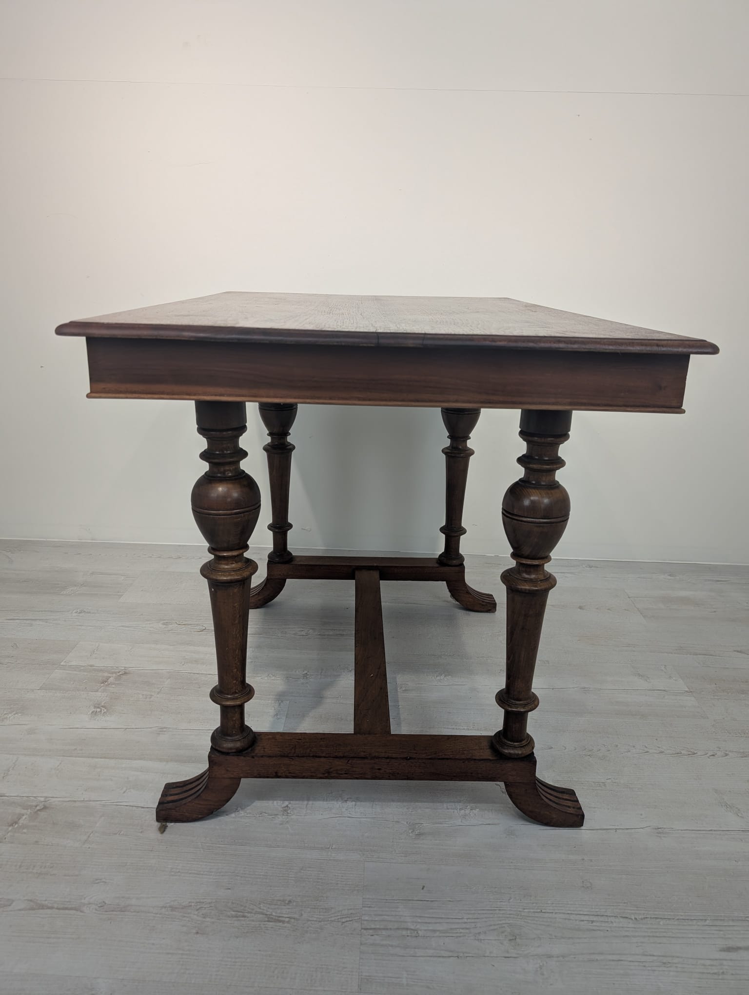 Stolik antyczny drewniany z rzeźbionymi nogami w stylu secesyjnym - obrazek 6