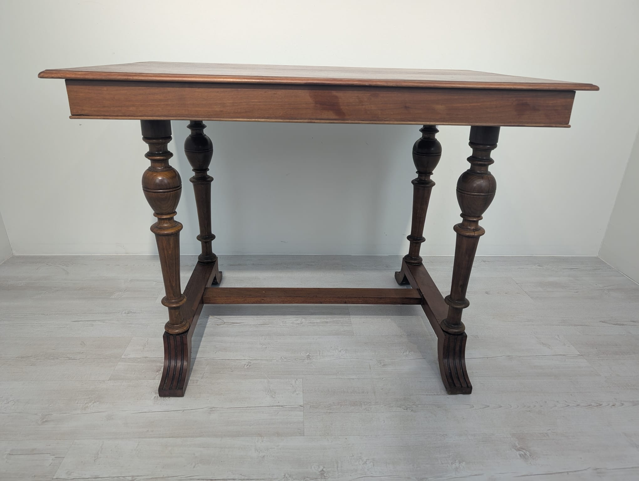 Stolik antyczny drewniany z rzeźbionymi nogami w stylu secesyjnym - obrazek 4