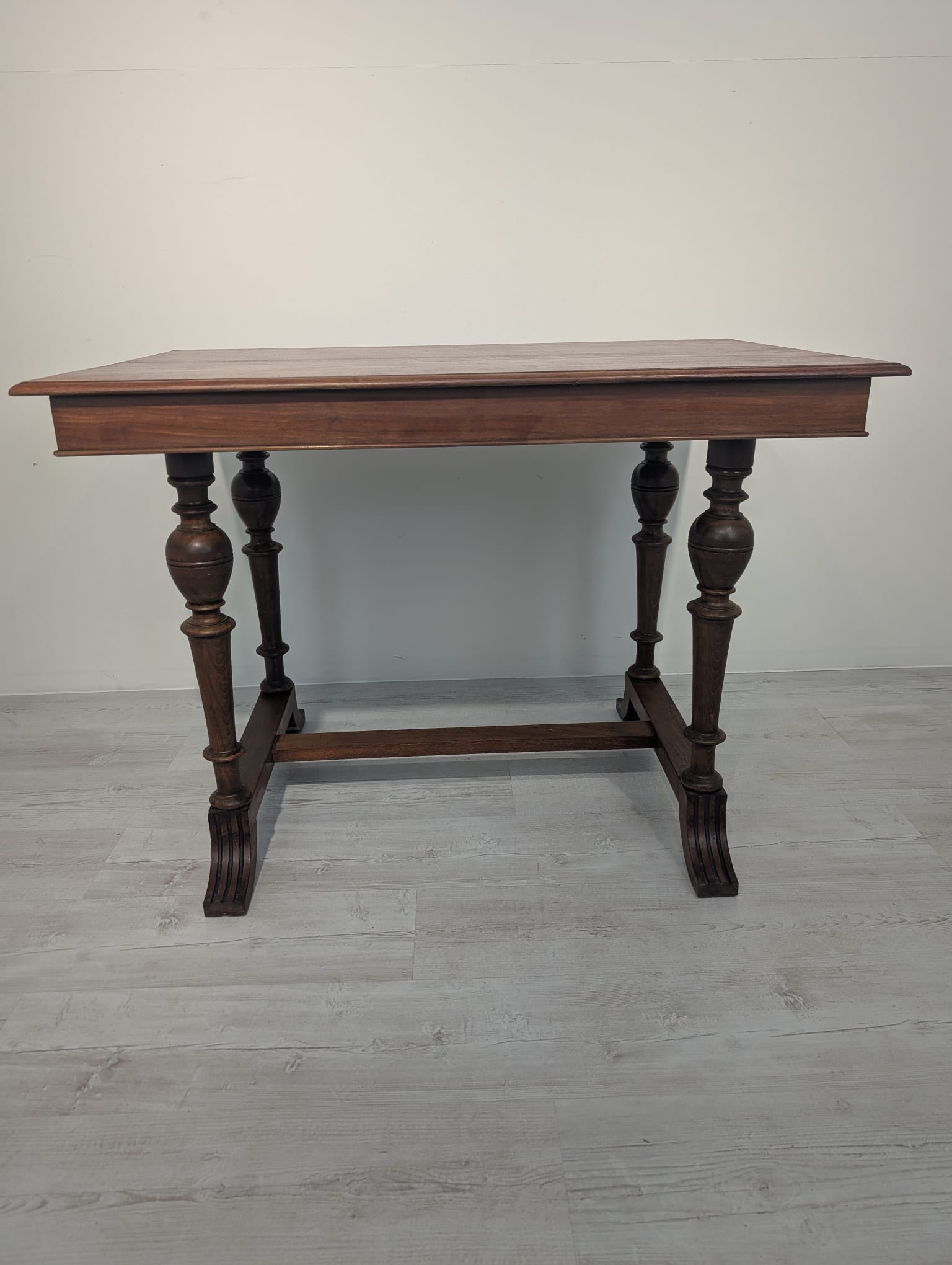 Stolik antyczny drewniany z rzeźbionymi nogami w stylu secesyjnym