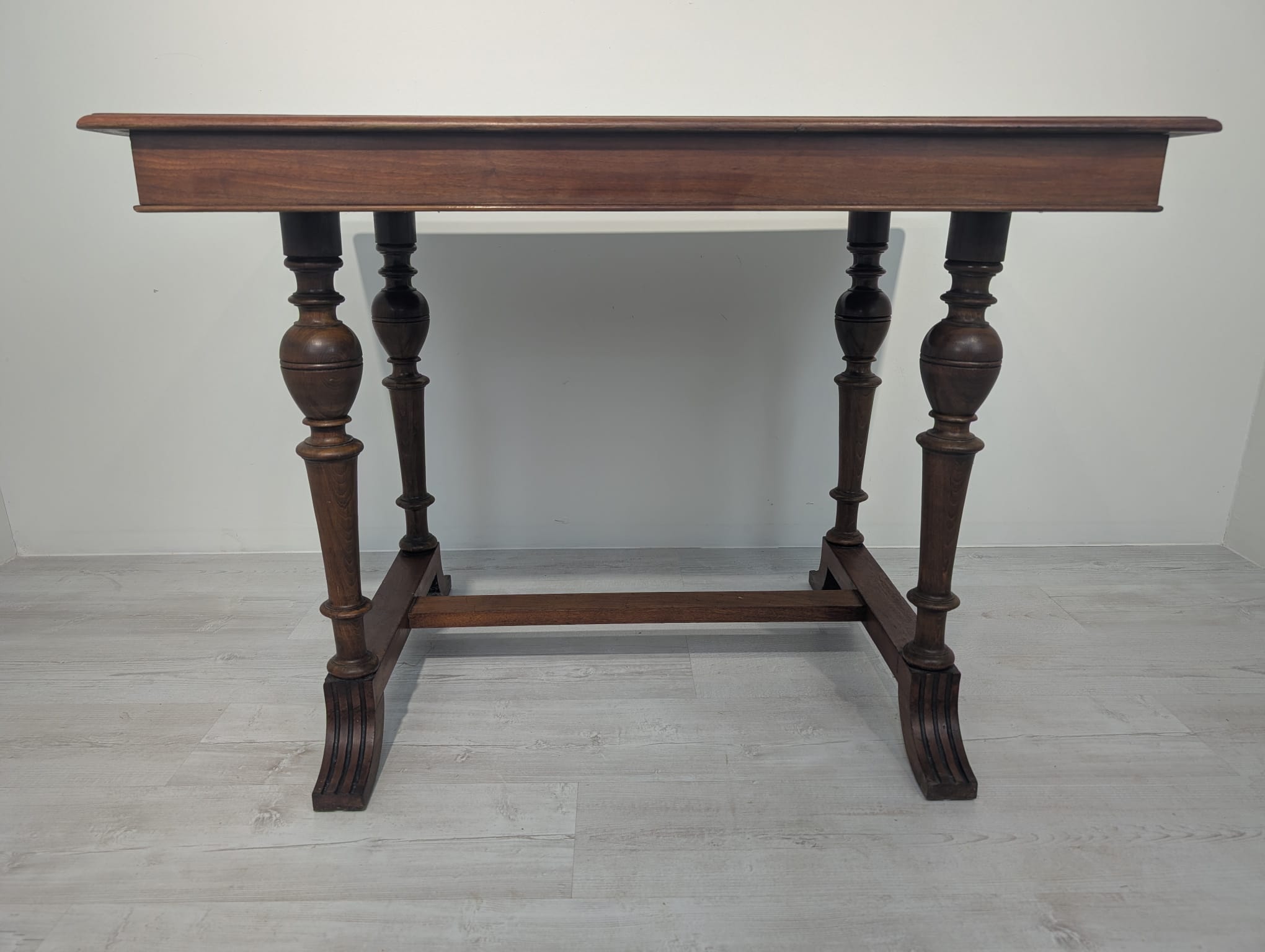 Stolik antyczny drewniany z rzeźbionymi nogami w stylu secesyjnym - obrazek 2