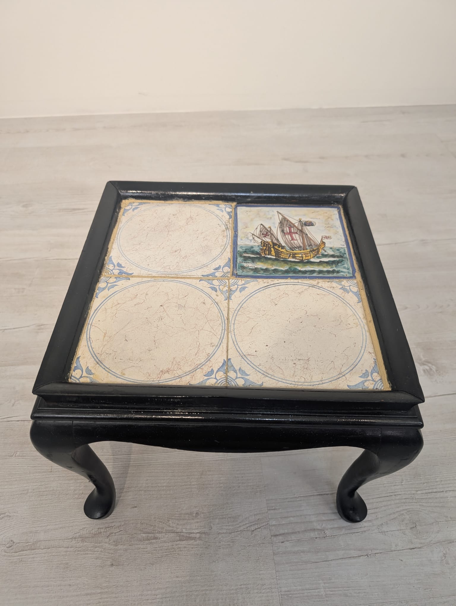 Mini stolik kawowy, kwietnik drewniany w stylu ludwikowskim z lat 60-tych - obrazek 7