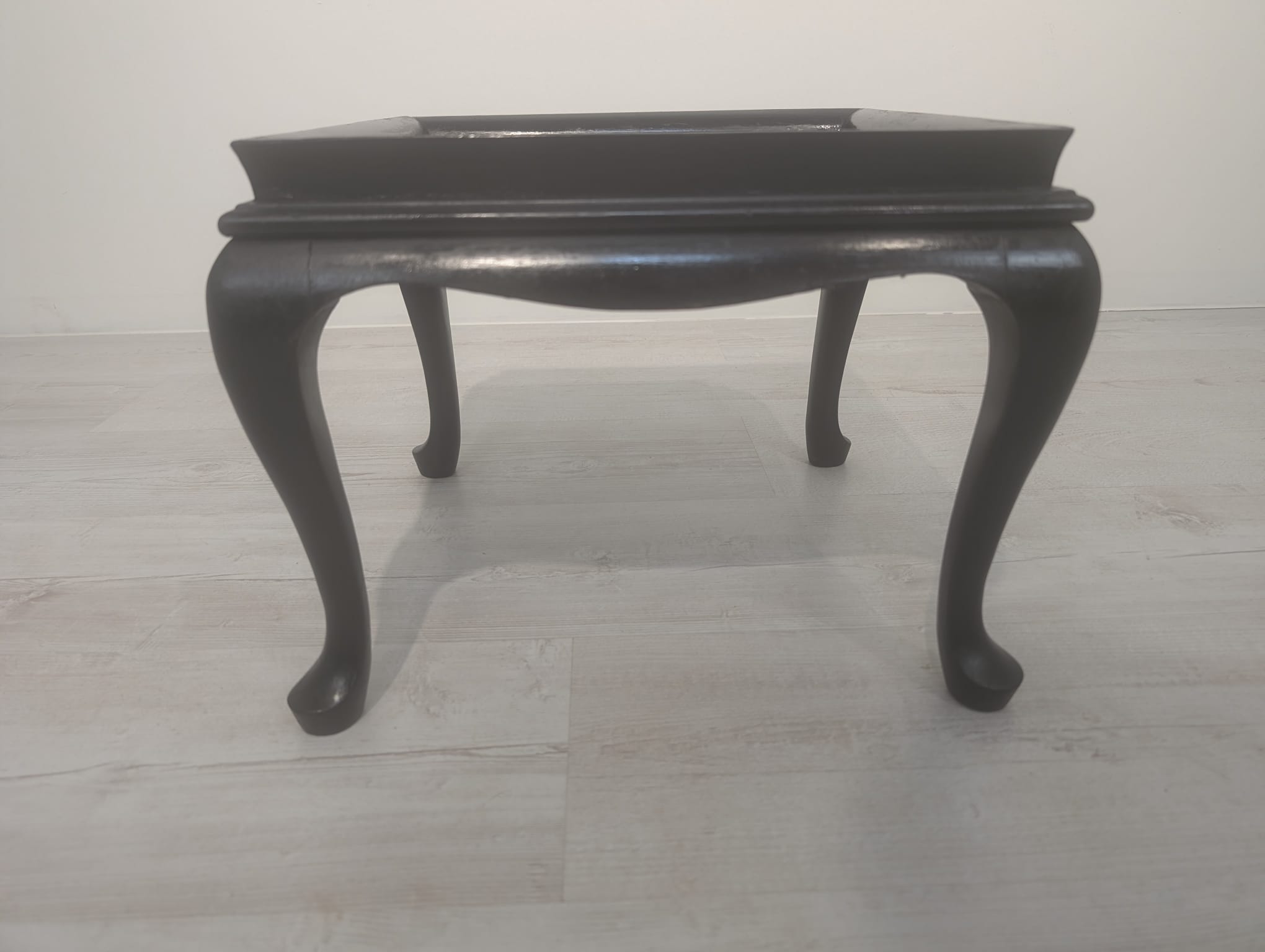 Mini stolik kawowy, kwietnik drewniany w stylu ludwikowskim z lat 60-tych - obrazek 3