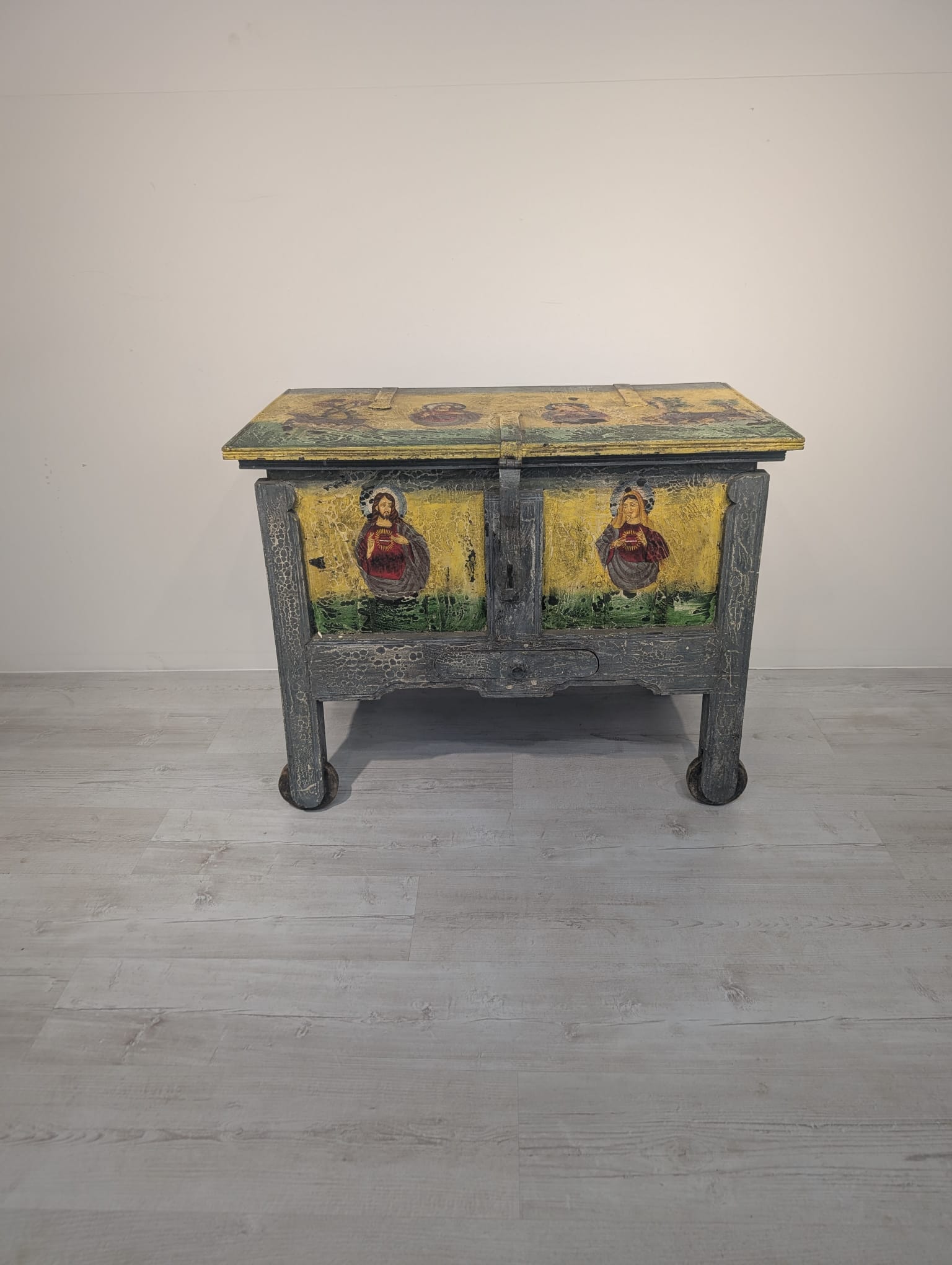 Zabytkowa skrzynia, kufer z drewna ręcznie malowany