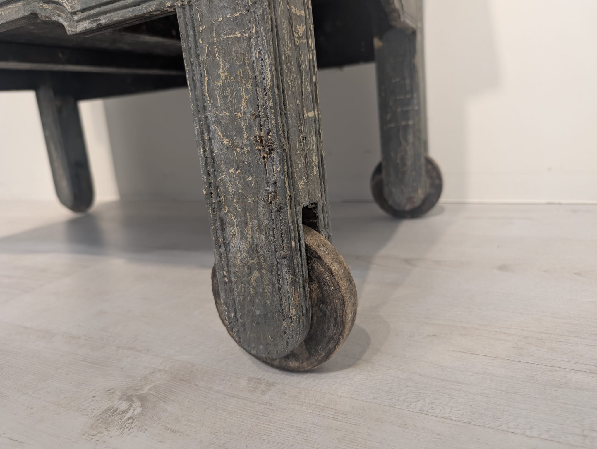 Zabytkowa skrzynia, kufer z drewna ręcznie malowany - obrazek 15