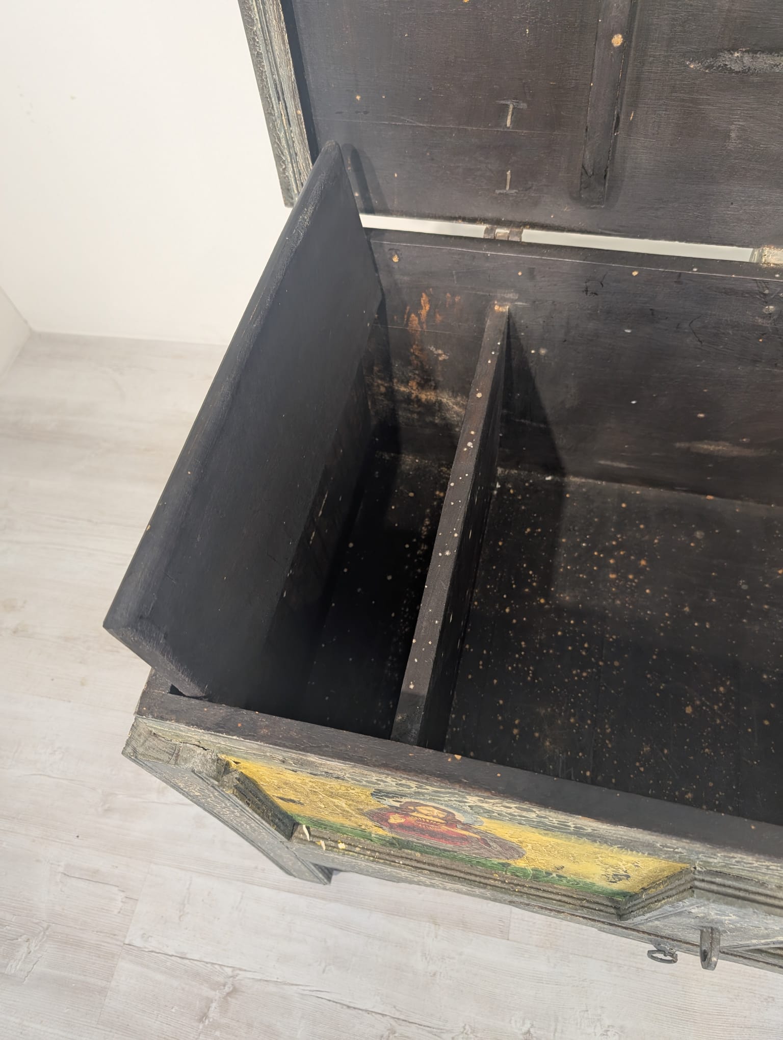 Zabytkowa skrzynia, kufer z drewna ręcznie malowany - obrazek 9