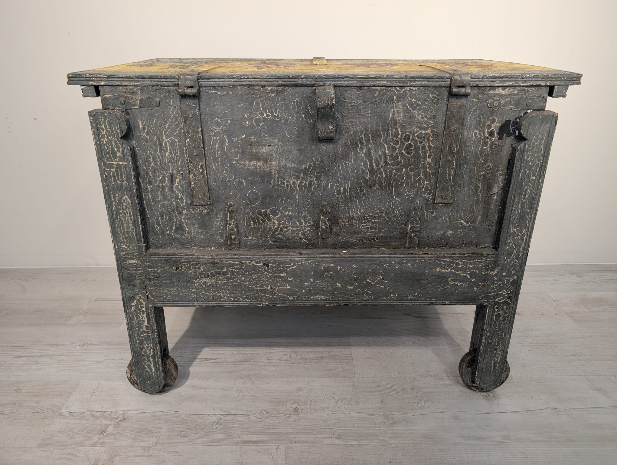 Zabytkowa skrzynia, kufer z drewna ręcznie malowany - obrazek 17