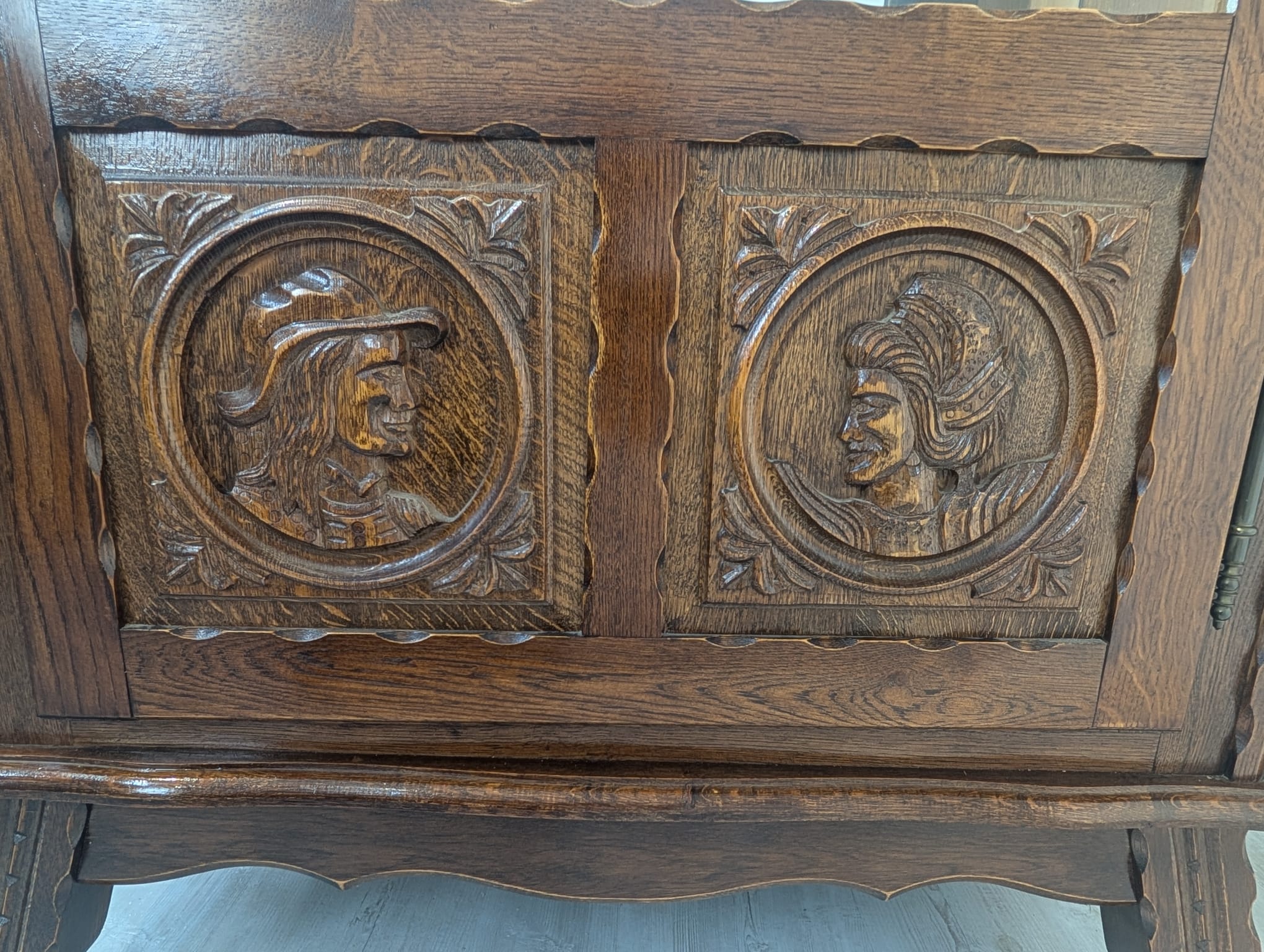 Biblioteka witryna regał lata 50/60 dąb rzeźbiona - obrazek 9