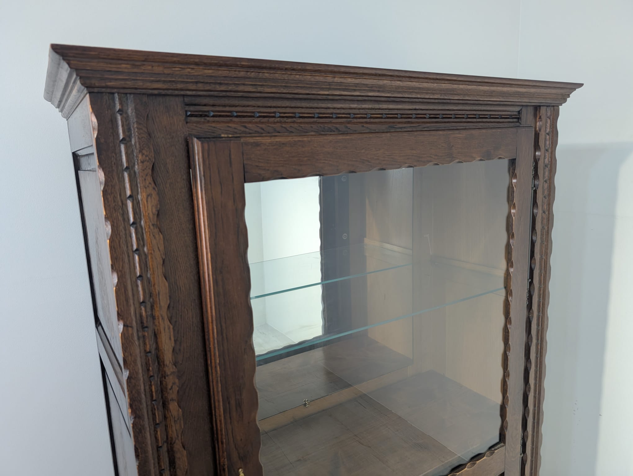 Biblioteka witryna regał lata 50/60 dąb rzeźbiona - obrazek 4