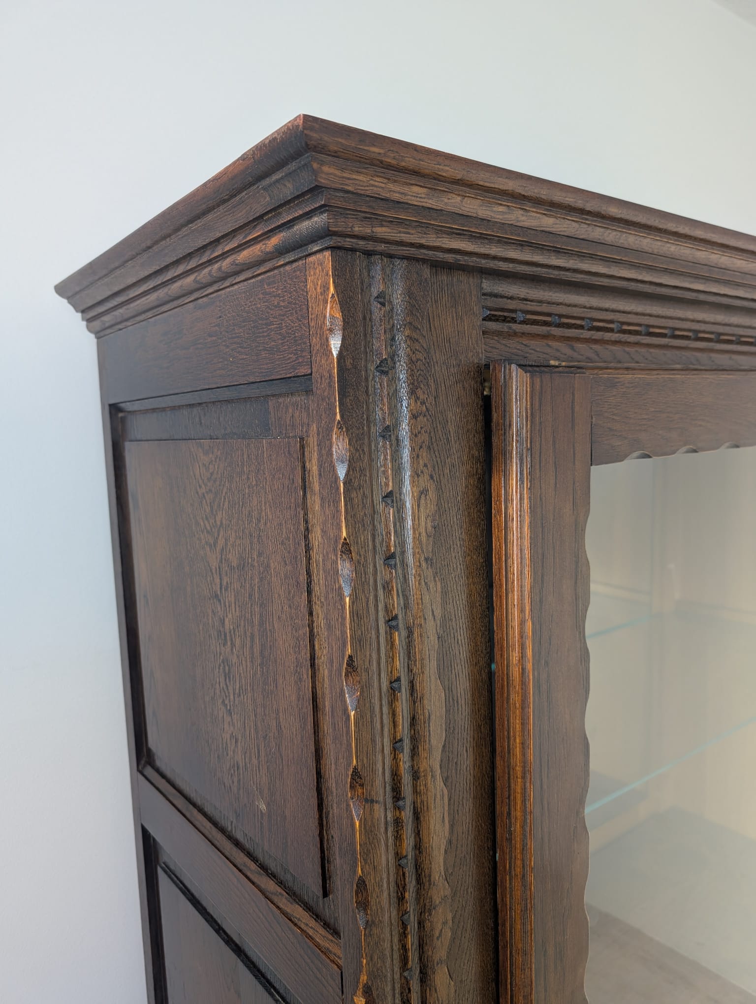 Biblioteka witryna regał lata 50/60 dąb rzeźbiona - obrazek 3