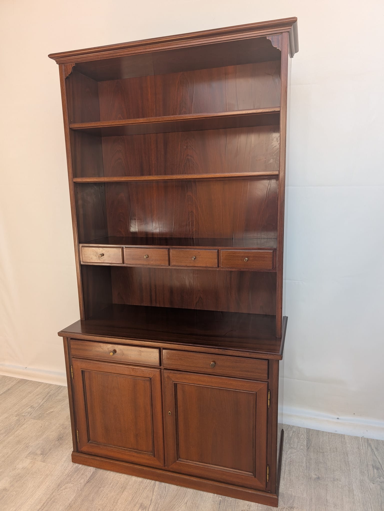 Witryna, regał w stylu angielskim w orzechu z lat 70-tych - obrazek 2